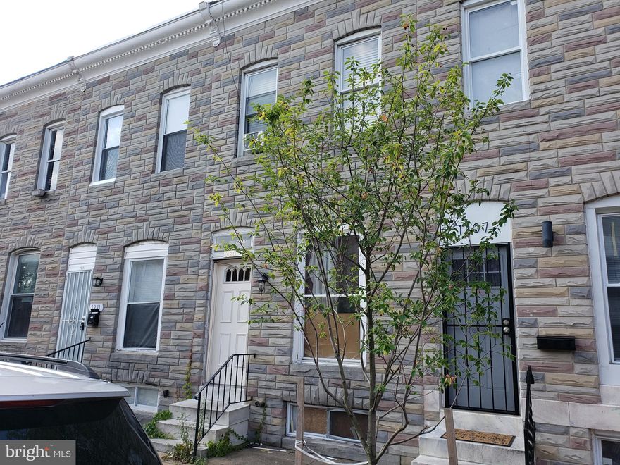 ******  BACK ON THE MARKET  ******* PRICE REDUCED **** FORECLOSURE ****  3 BEDROOM , 1 BATH INTERIOR ROW HOUSE, WITH FULL UNFINISHED BASEMENT.  THIS PROPERTY  IS SOLD "AS IS", OCCUPIED BY SQUATTERS.  *** NO INTERIOR ACCESS. IS AVAILABLE.****  THE SELLER WILL MAKE NO REPAIRS.  THE PROPERTY IS IN AVERAGE MOVE-IN CONDITION NEEDING MINOR MAINTENANCE.  MAIN LEVEL HAS LIVING ROOM, DINING ROOM, AND KITCHEN WITH STEPS OUT TO REAR YARD.  THE UPPER LEVEL CONSIST OF FRONT BEDROOM WITH WINDOW AIR, THE MIDDLE BEDROOM HAS BEEN CONVERTED  INTO A LARGE WALK-IN CLOSET, AND REAR BEDROOM.  FULL  BASEMENT  WITH WASHER AND DRYER.  THE HEATING HAS BEEN UPDATED TO ELECTRIC BASE BOARD.. ***** ALL OFFERS MUST BE SUBMITTED BY THE BUYER'S AGENT USING THE ONLINE OFFER SYSTEM.  A TECHNOLOGY FEE WILL APPLY TO THE BUYER'S BROKER UPON CONSUMMATION OF A SALE.