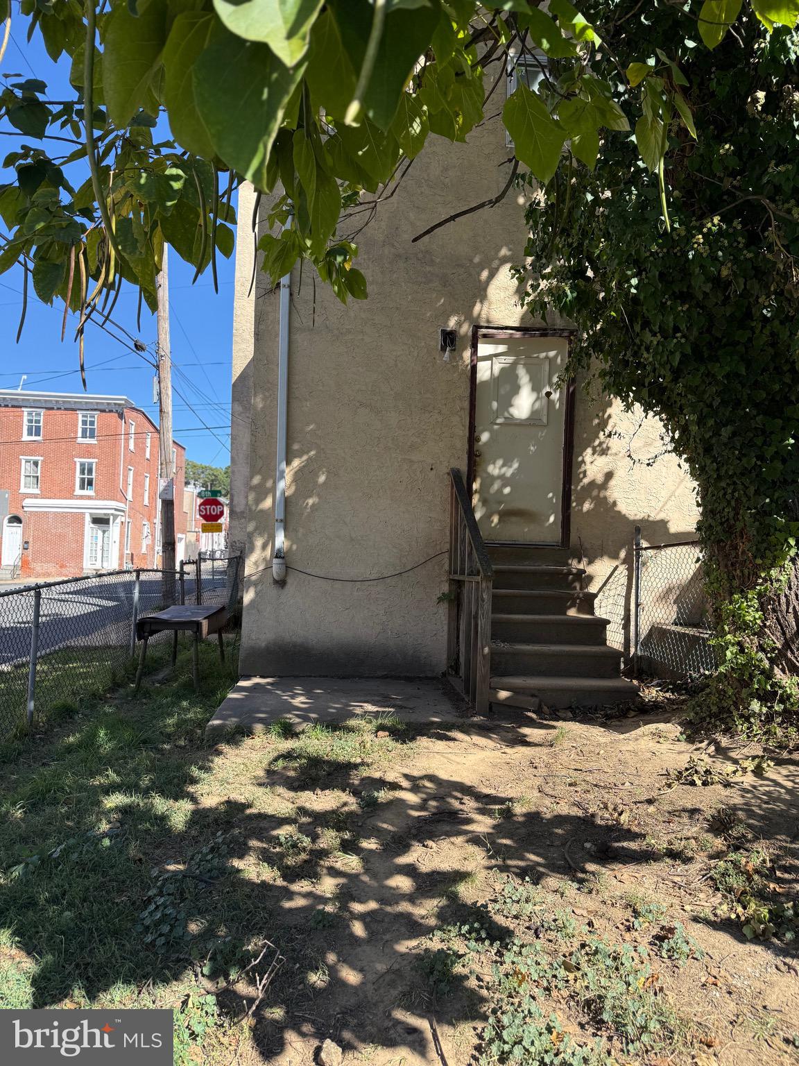 Main image without alt text