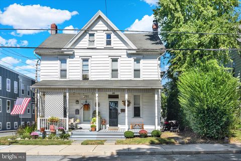 Photo of 203 E Park Street, ELIZABETHTOWN, PA 17022 (MLS # PALA2076290)