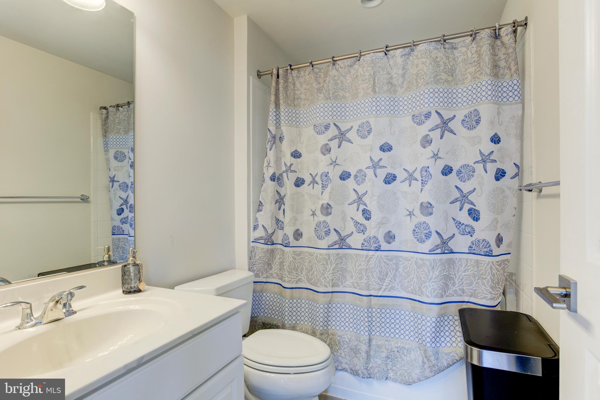 LOUDOUN VALLEY ESTATES 2 - Residential Lease