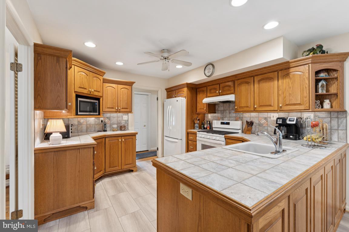 6820 AUTUMN VIEW DRIVE