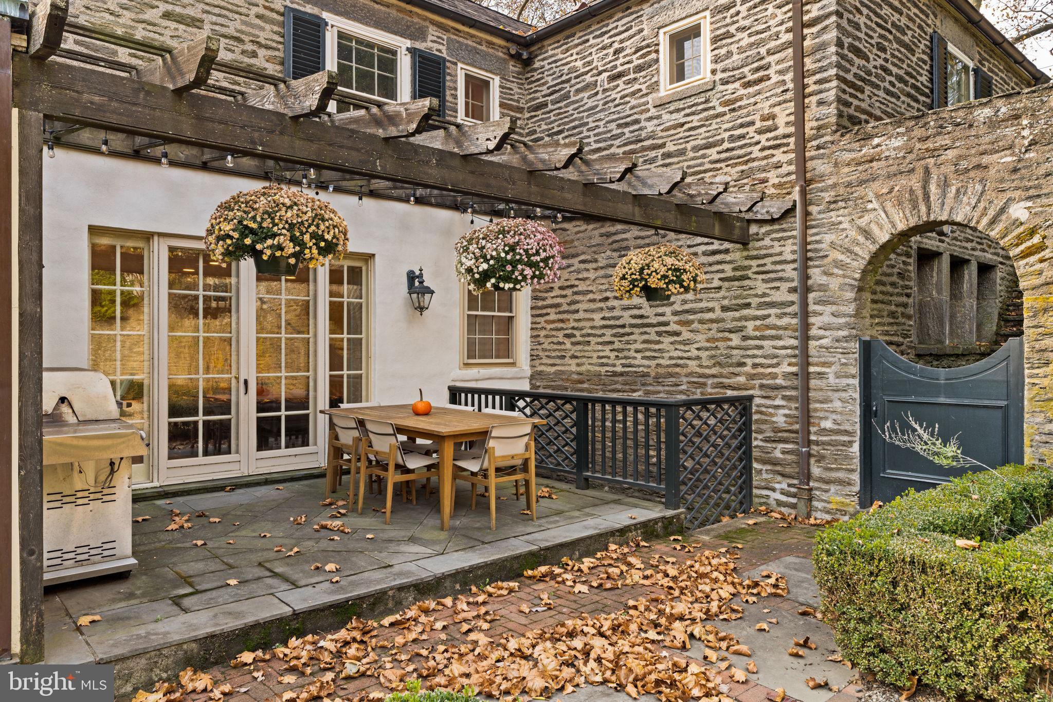 CHESTNUT HILL - Residential