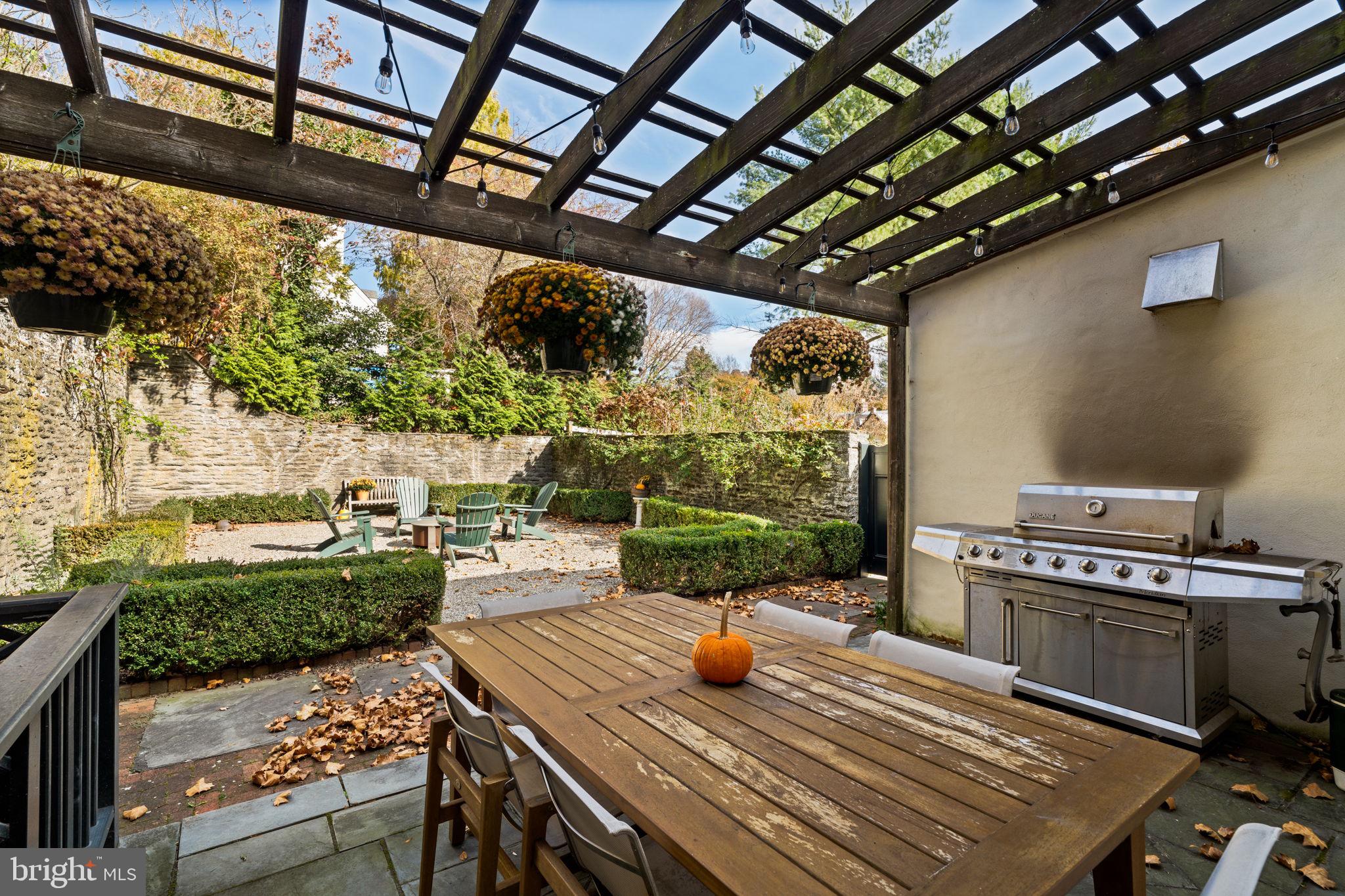 CHESTNUT HILL - Residential