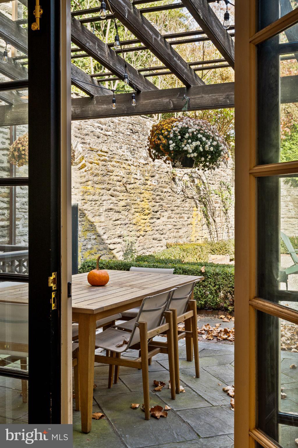 CHESTNUT HILL - Residential