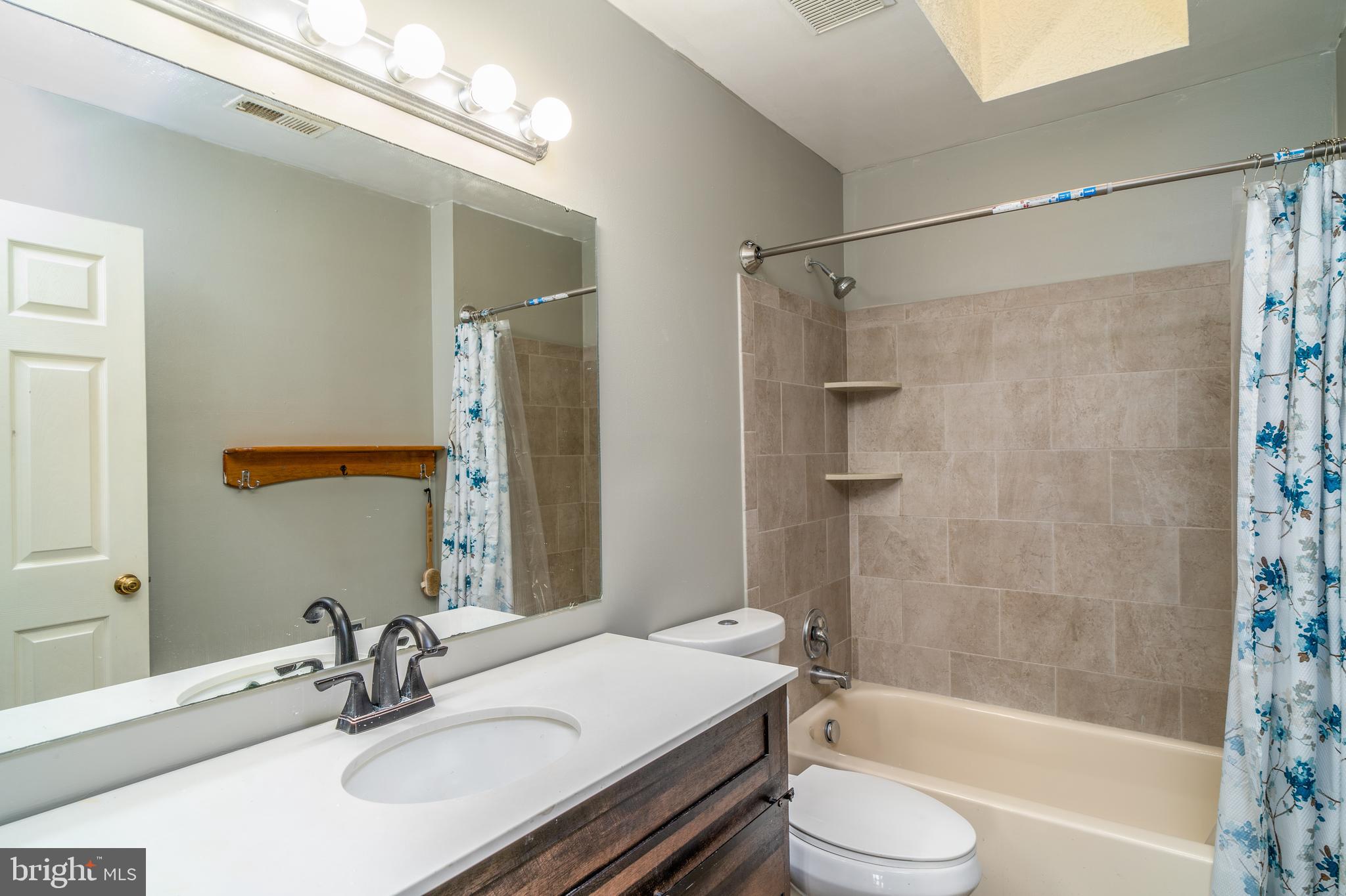 CRYSTAL LAKE - Residential