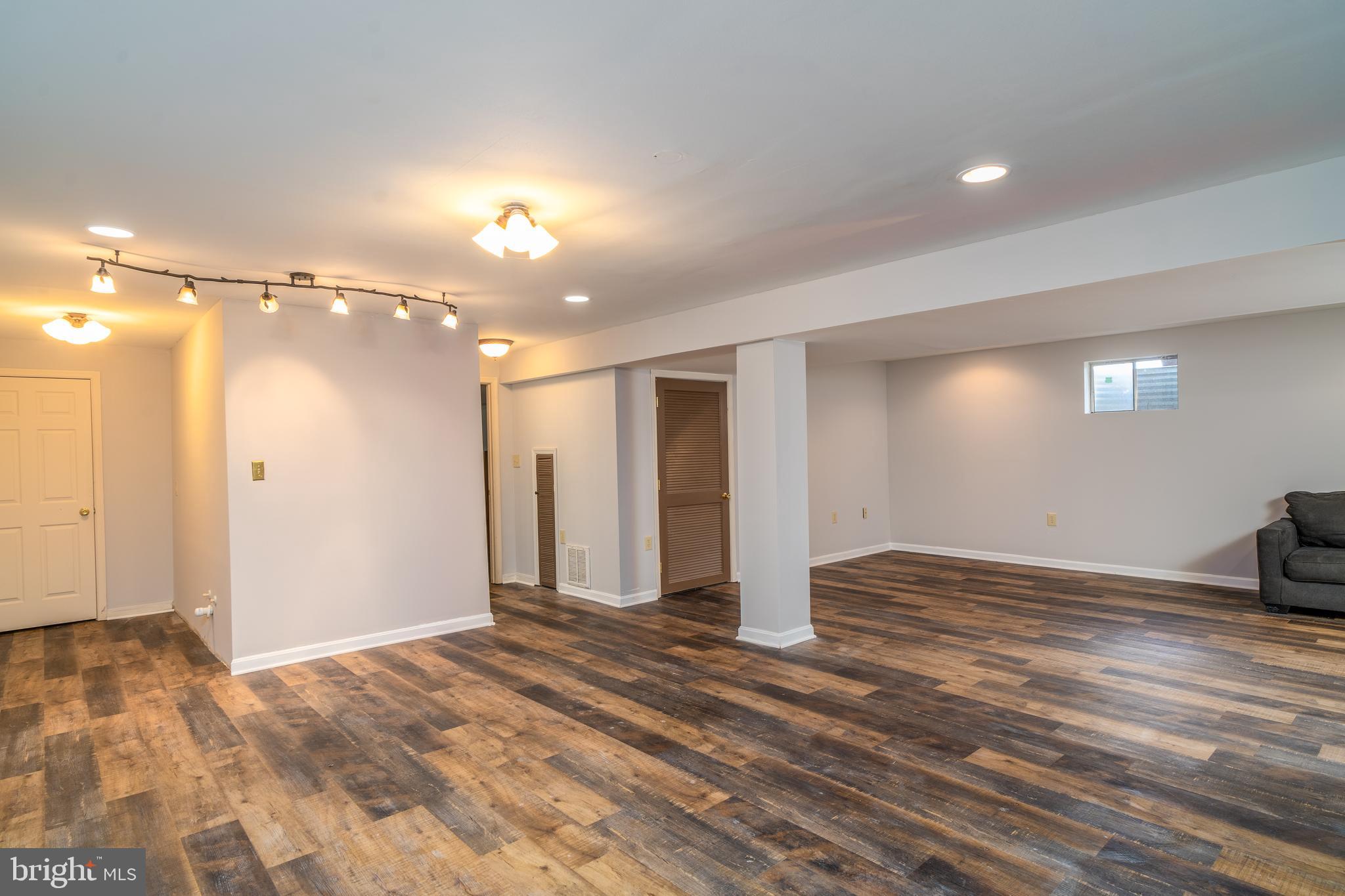 CRYSTAL LAKE - Residential