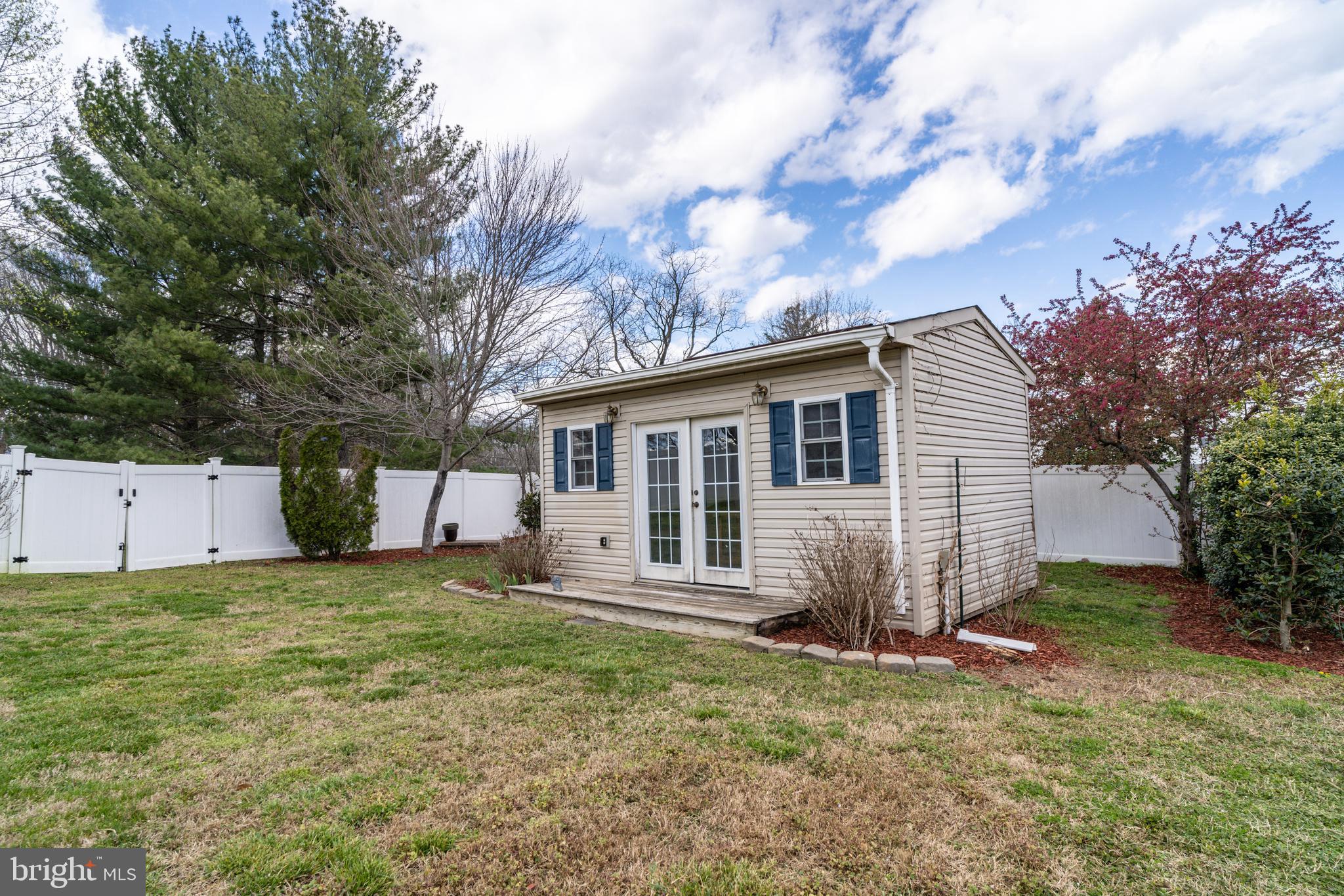 CRYSTAL LAKE - Residential