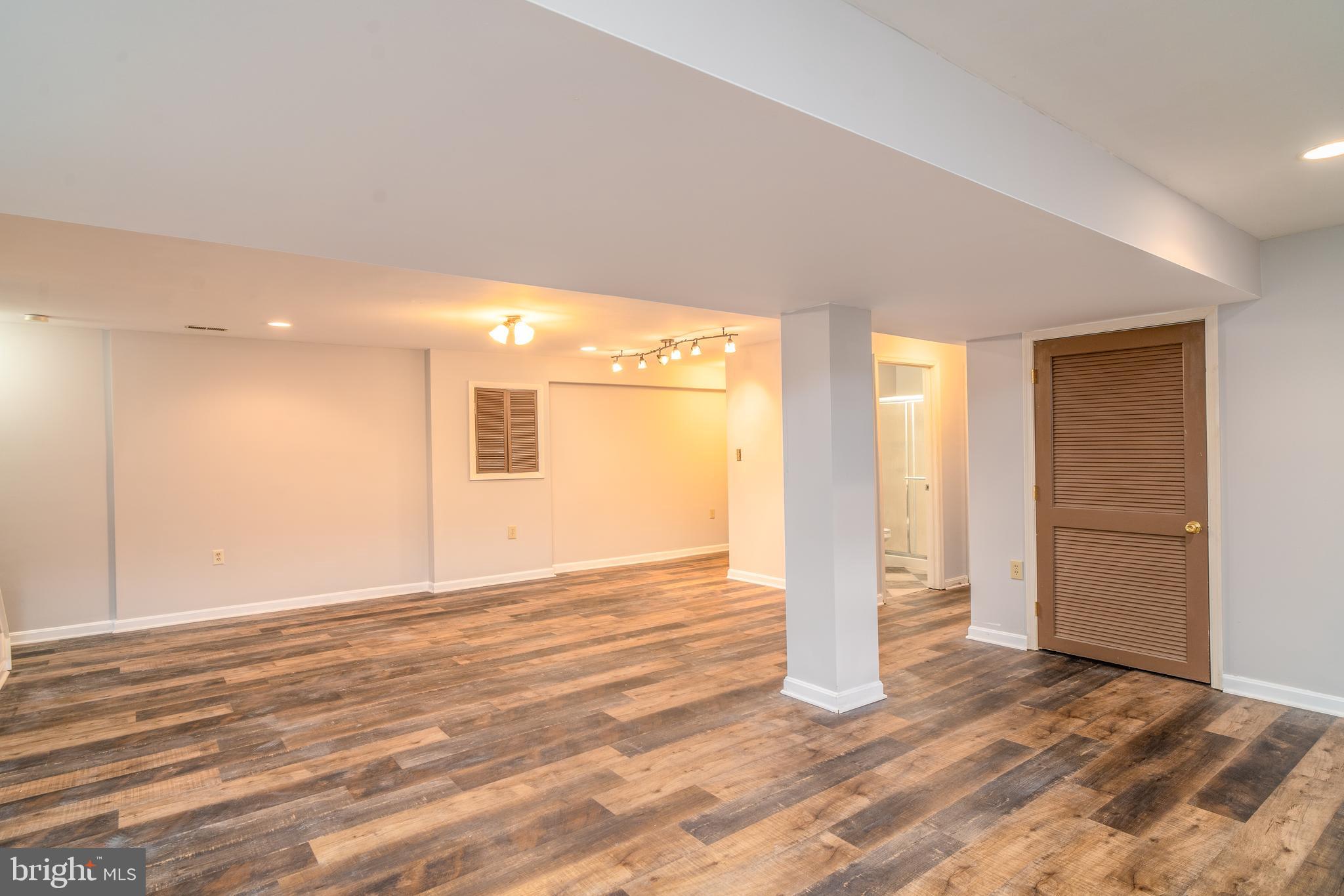 CRYSTAL LAKE - Residential