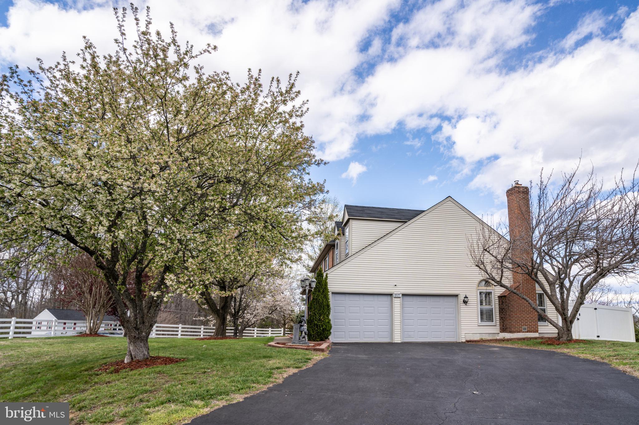 CRYSTAL LAKE - Residential