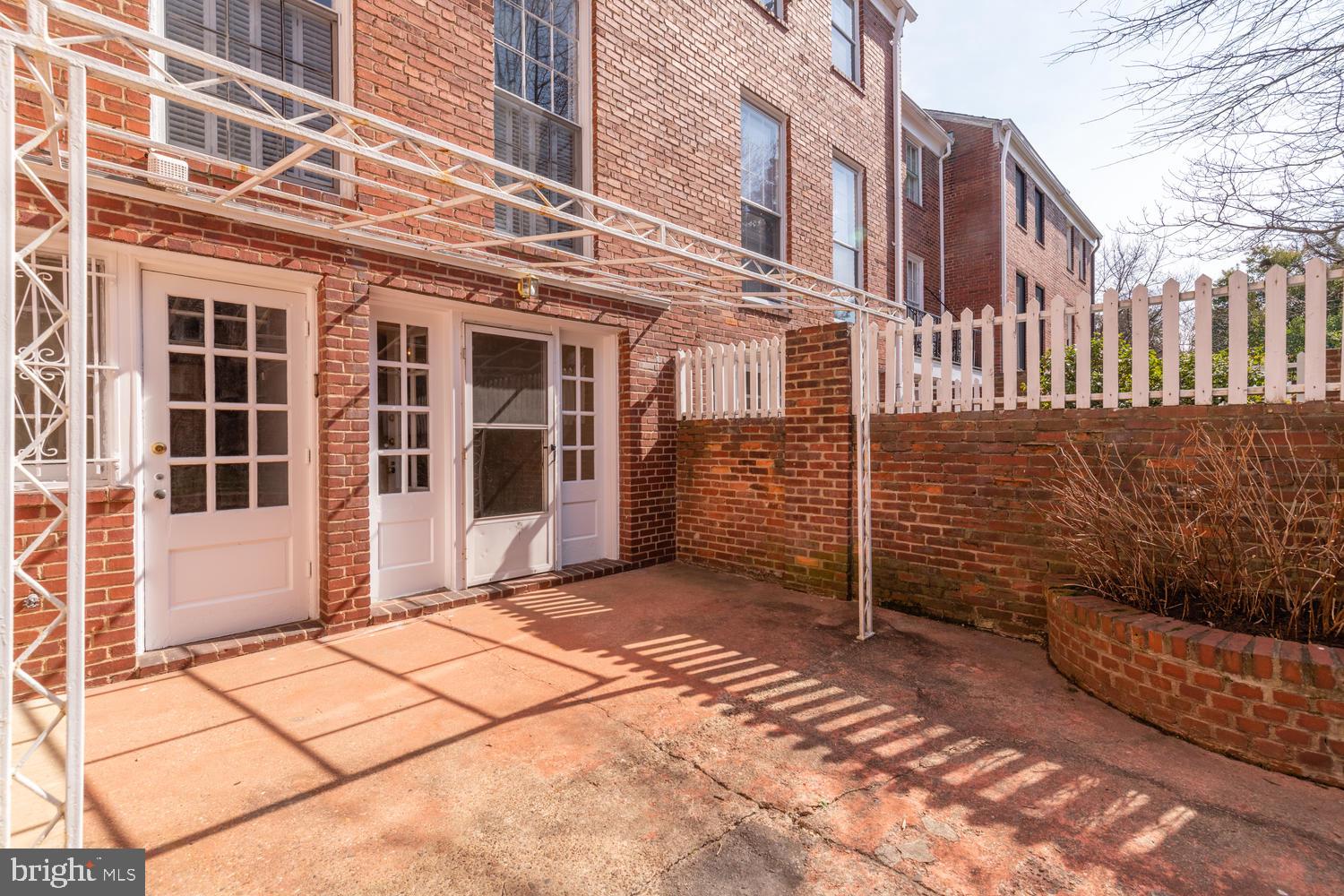 YATES GARDENS - Residential Lease