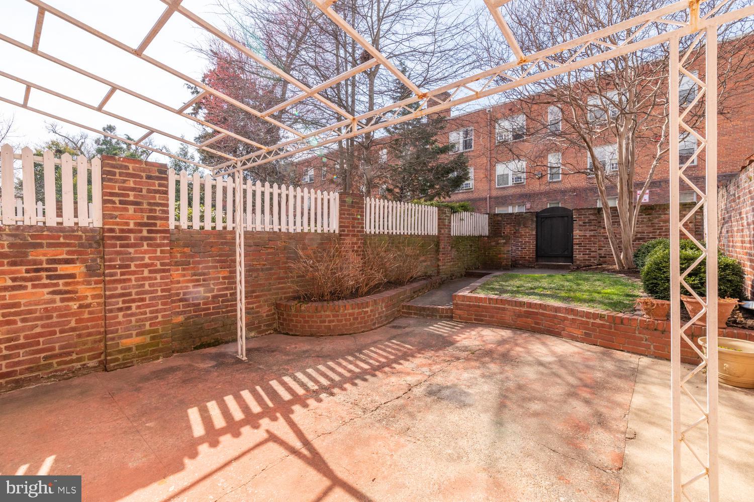 YATES GARDENS - Residential Lease