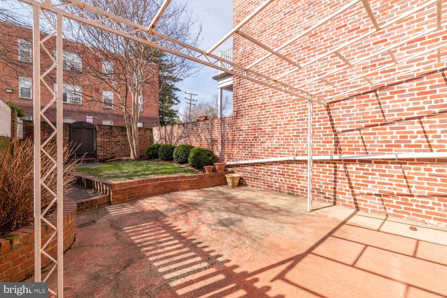 YATES GARDENS - Residential Lease