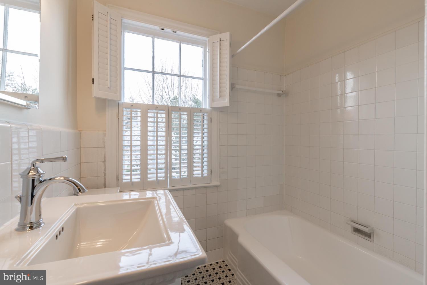 YATES GARDENS - Residential Lease