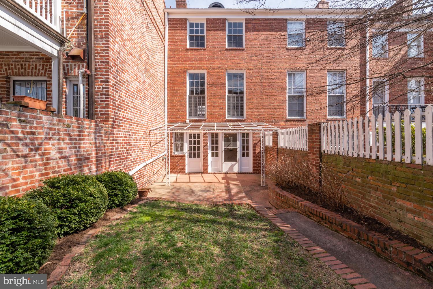 YATES GARDENS - Residential Lease