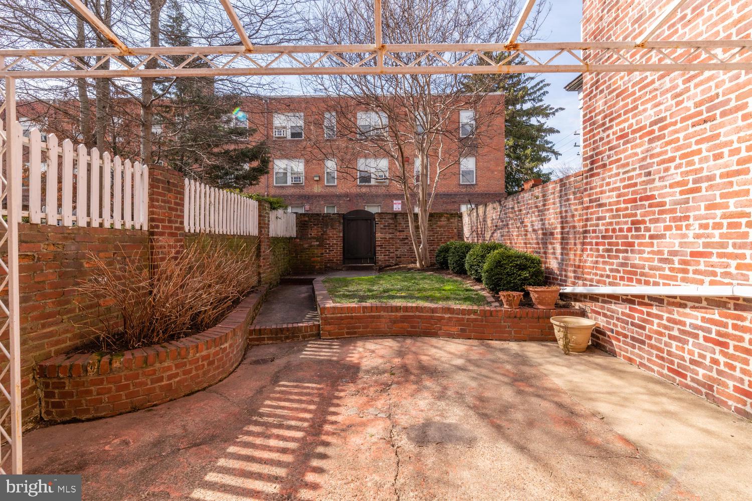 YATES GARDENS - Residential Lease