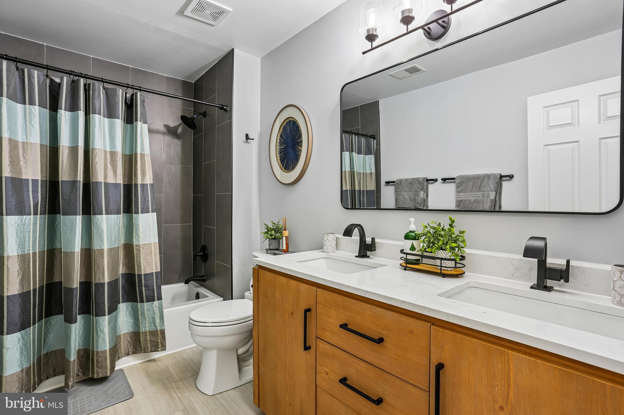 LAYTONSVILLE KNOLLS - Residential