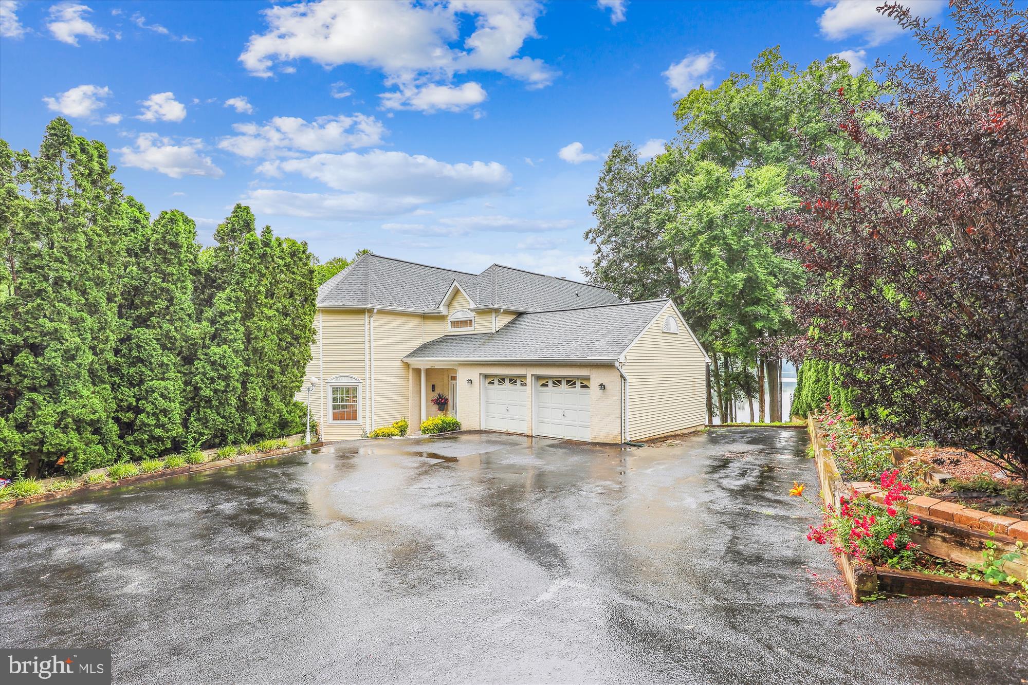 15525 YORKTOWN DRIVE
