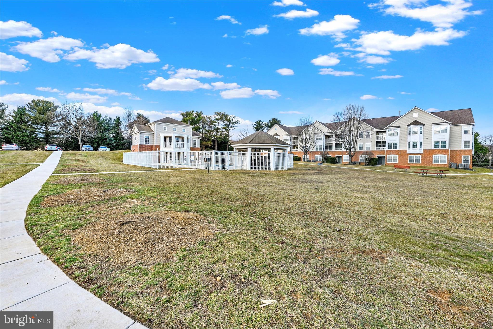 BAYLAND CONDO - Residential