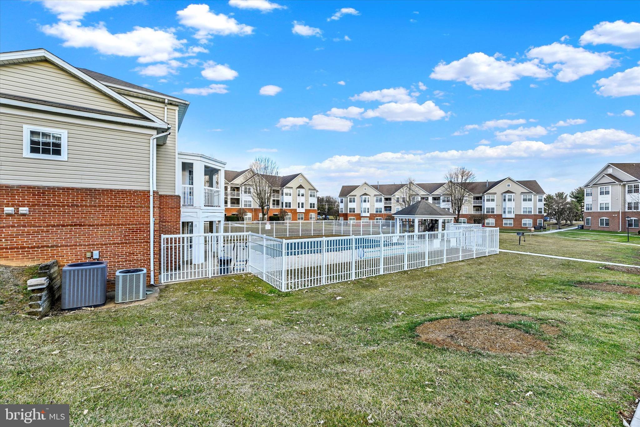 BAYLAND CONDO - Residential