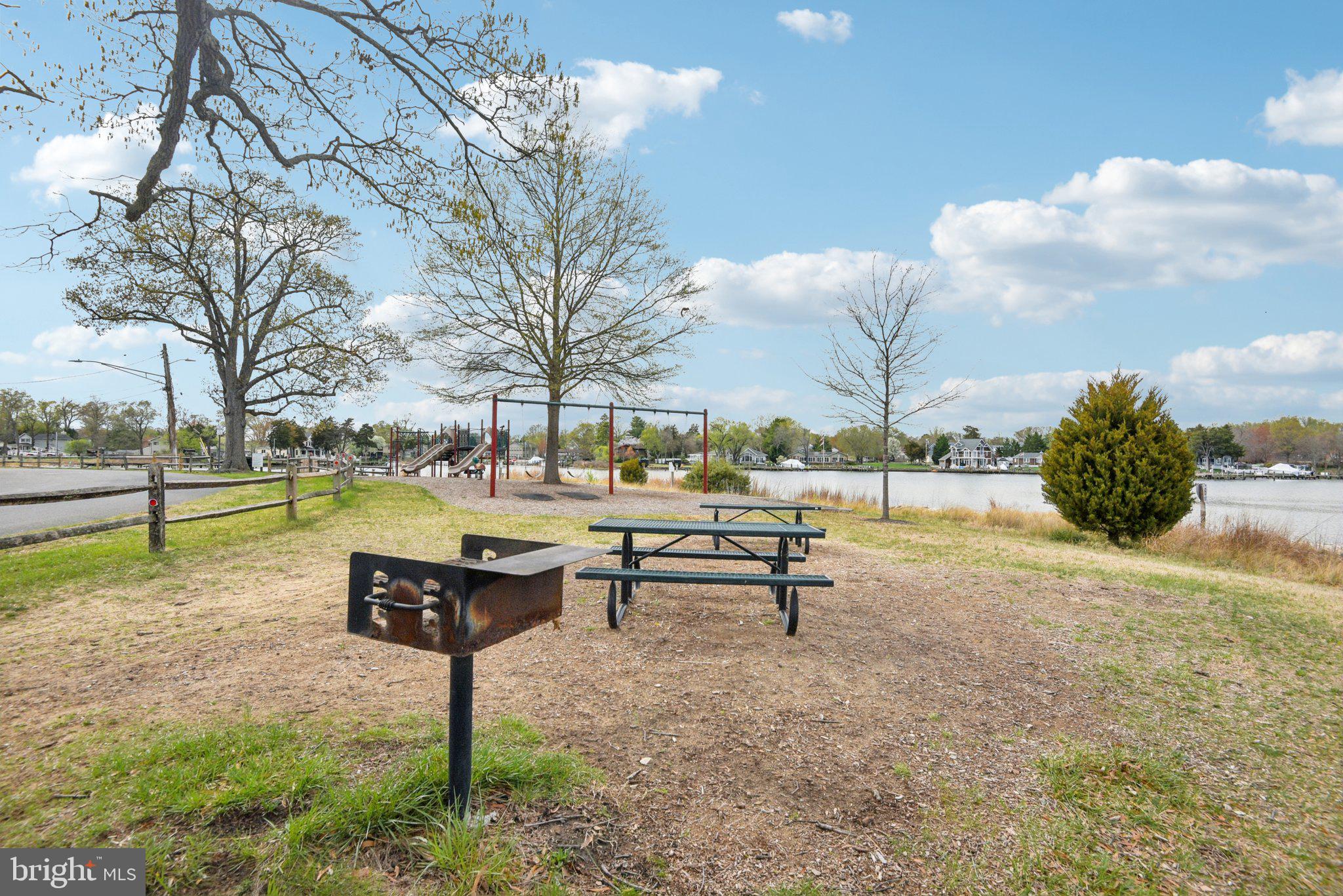 WOODLAND BEACH - Residential