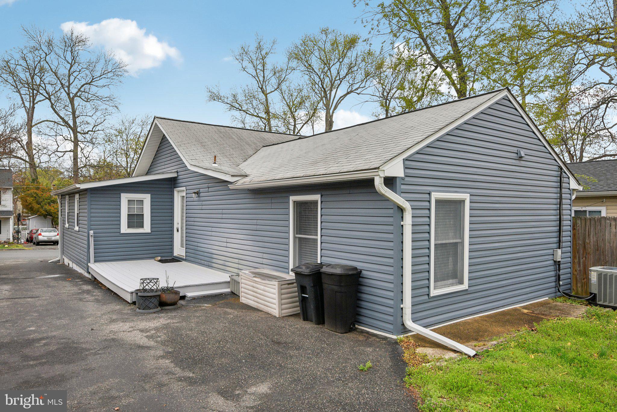 WOODLAND BEACH - Residential