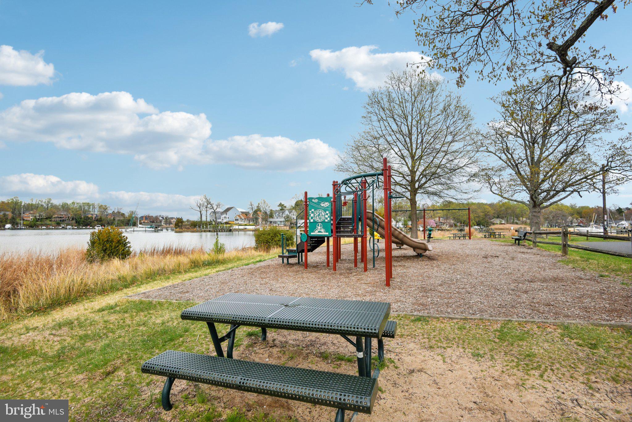 WOODLAND BEACH - Residential