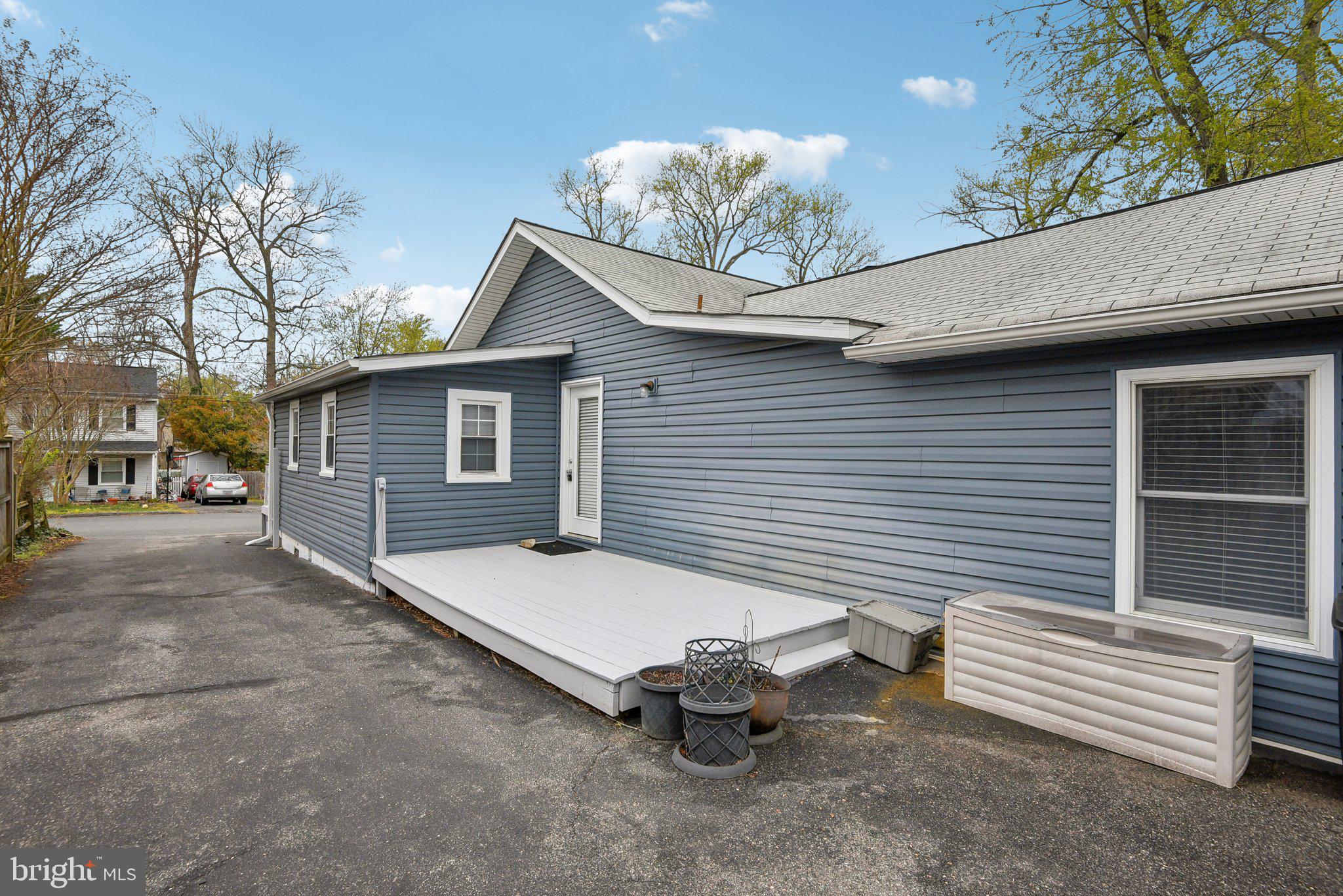 WOODLAND BEACH - Residential