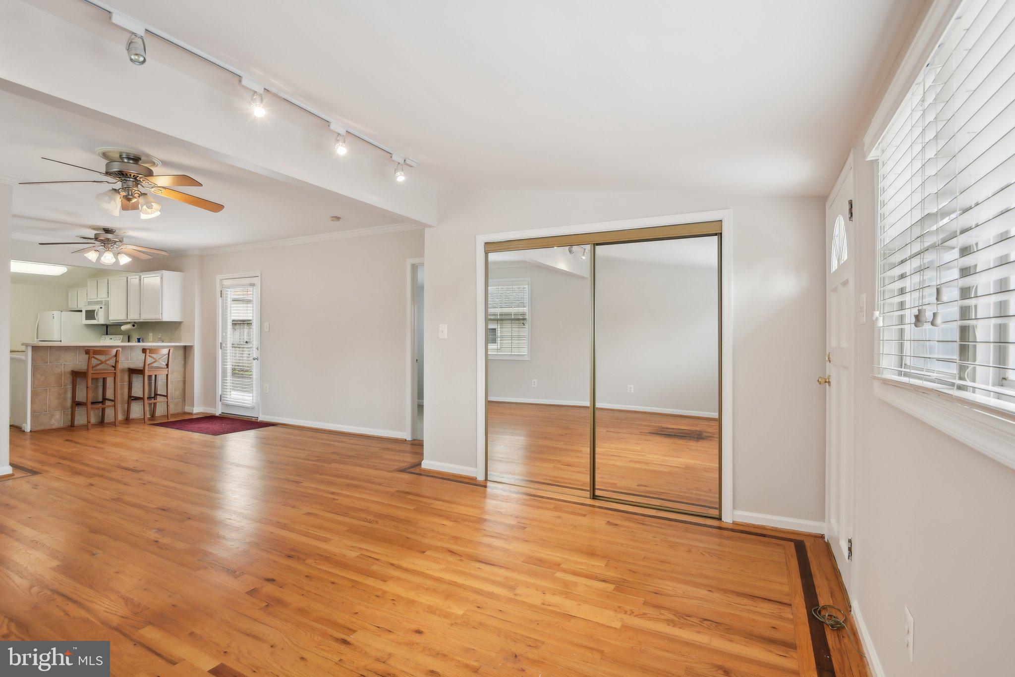 WOODLAND BEACH - Residential