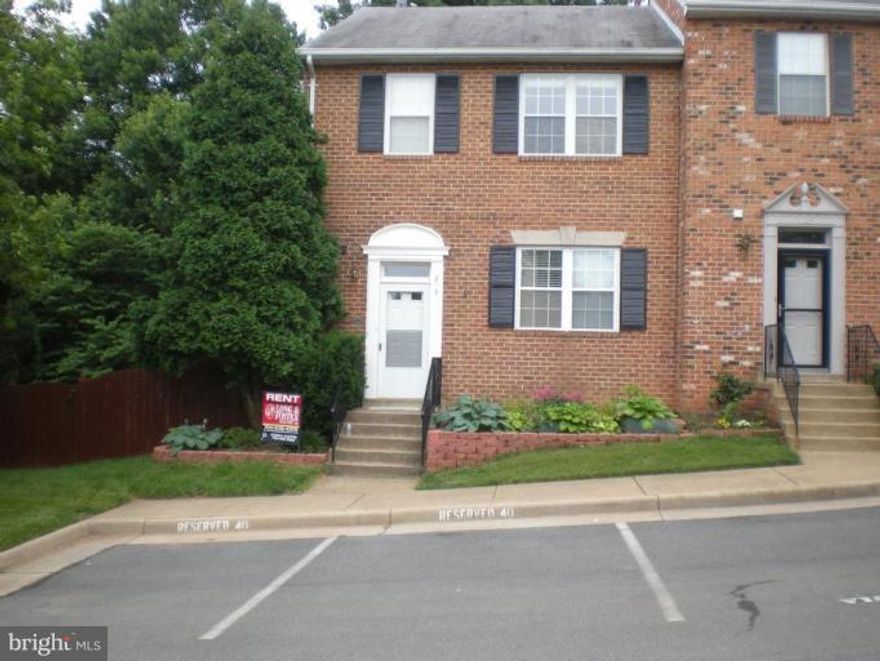 End unit Townhome in a very preferred part of Mirror Ridge,  Hardwood floors on main and upper level, Granite Counter tops in  kitchen, new washer and dryer. Walk out basement, extra den in the basement with full bath. Large master bath with separate tub and shower, huge walk-in closet. back to the woods and large yard.