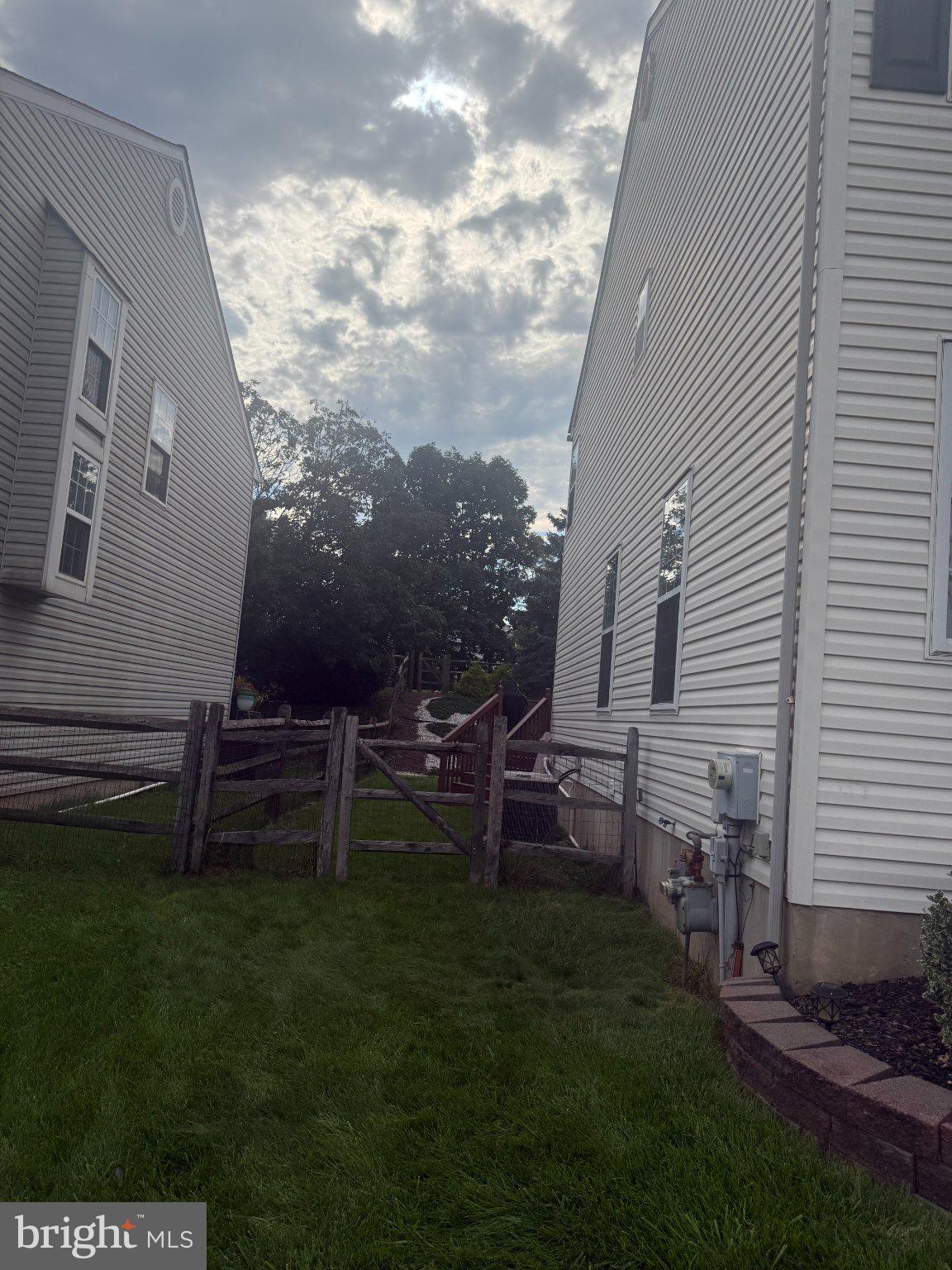 717 QUEEN ROAD