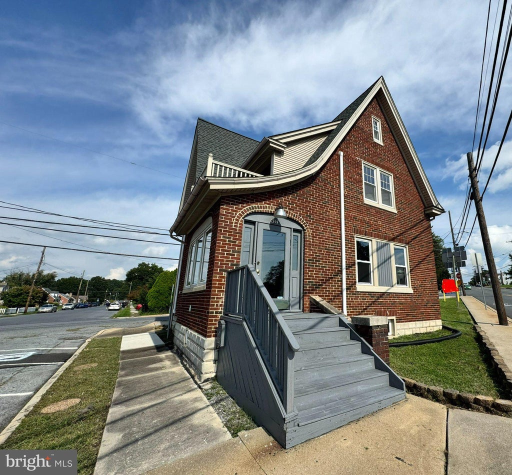 Photo of 937 S Market Street, ELIZABETHTOWN, PA 17022 (MLS # PALA2094878)