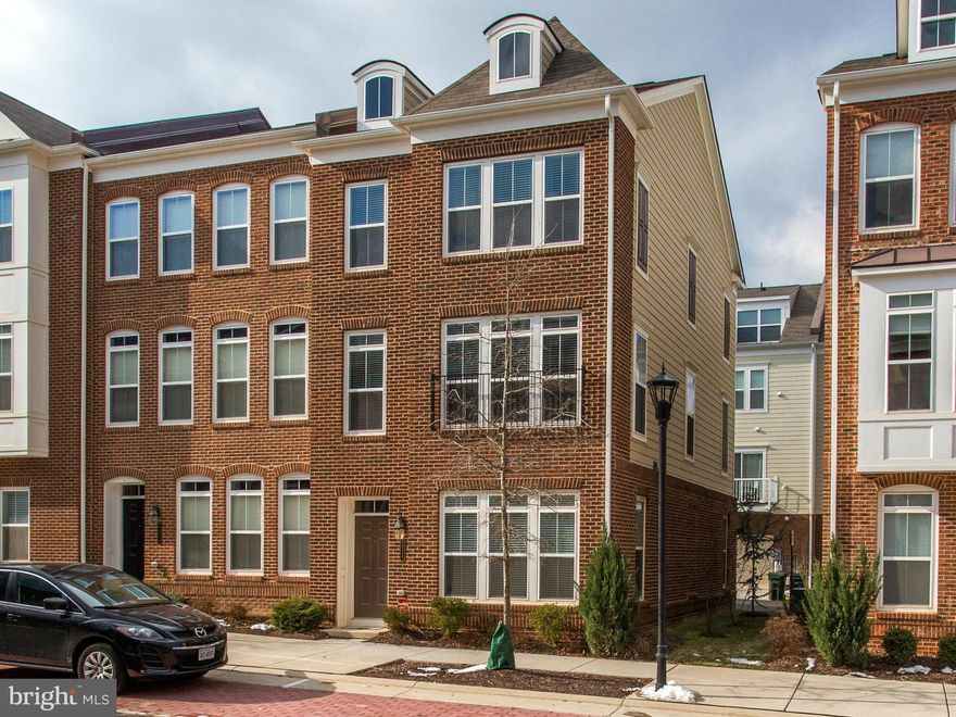 WALK TO THE VIENNA METRO! Gorgeous 3BD 2FLBA 2HABA Stuart model by Pulte townhouse located in new MetroWest Comm. SHOWS LIKE MODEL HOME! Walking distance from Pan Am Shopping Center, Community parks. 3 yr old townhouse boast UPGRADES GALORE; hardwood floors, Grmt Kit w/ balcony, granite counter tops, SS appl & hood. Mstr BD has beautiful dual vanity w/ sep shwr & soaking tub. This is a MUST SEE!