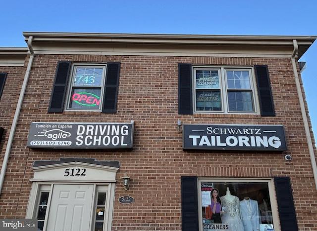 5122 LEESBURG PIKE 1