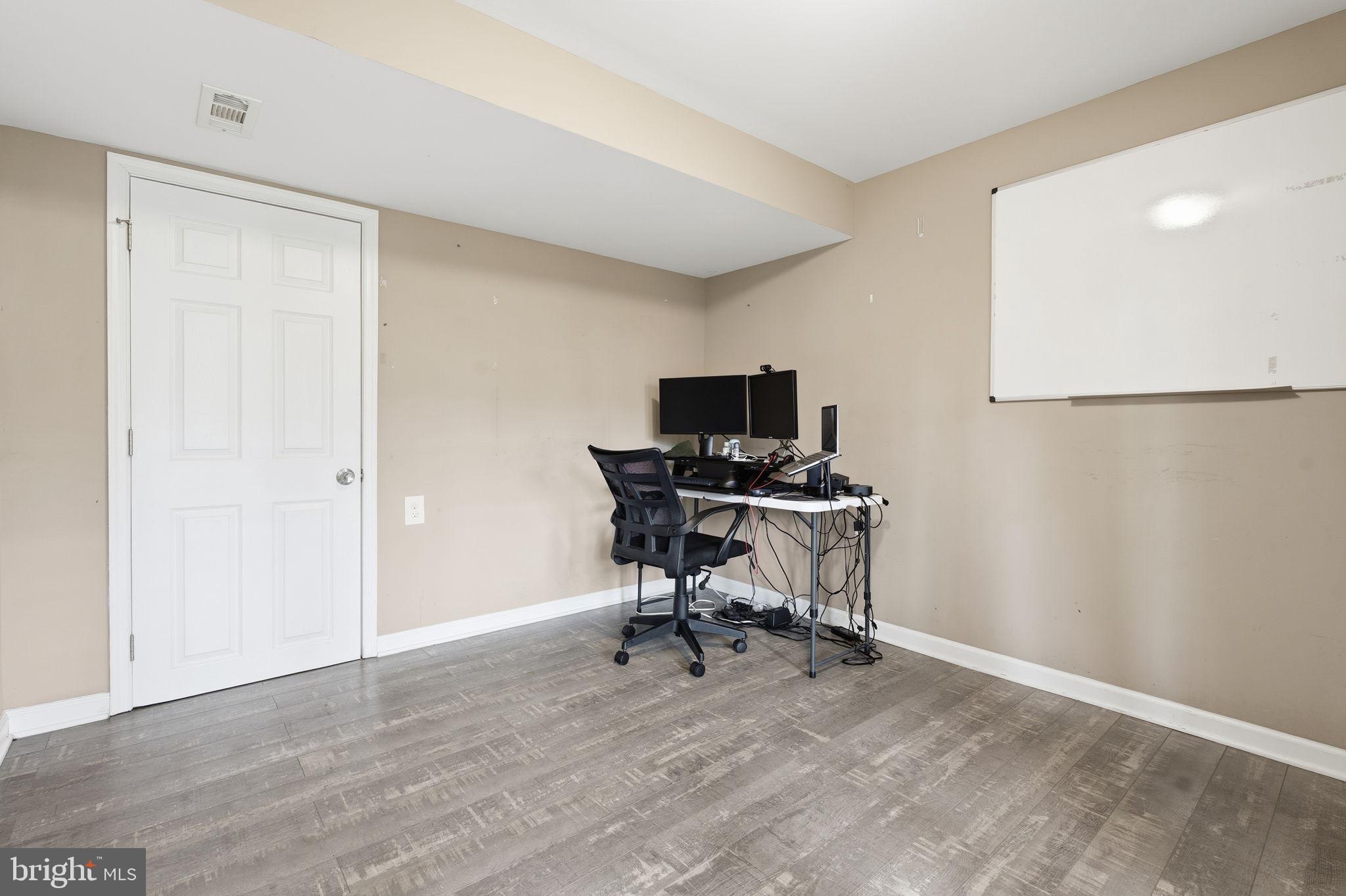 HARFORD SQUARE - Residential