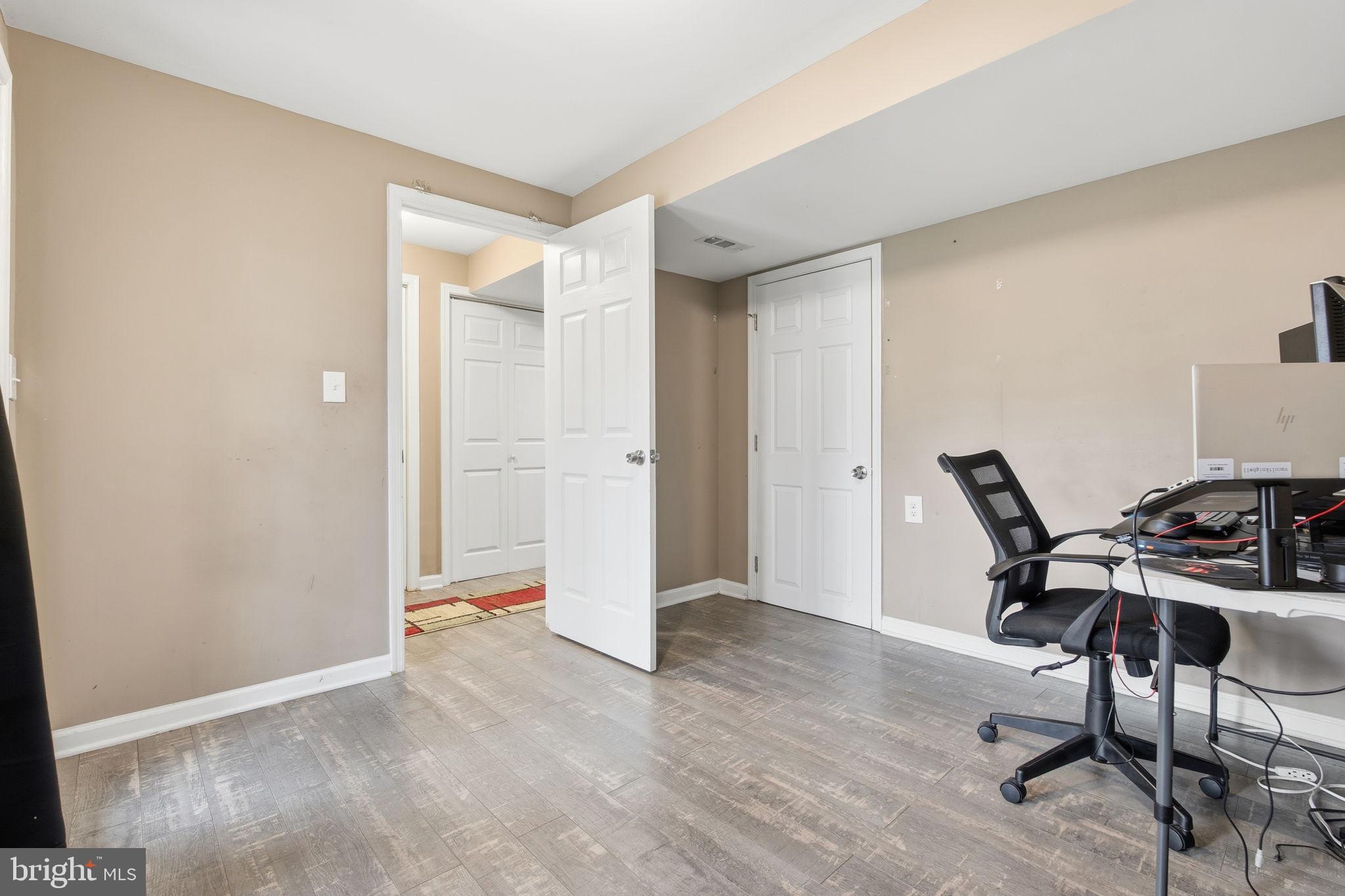 HARFORD SQUARE - Residential