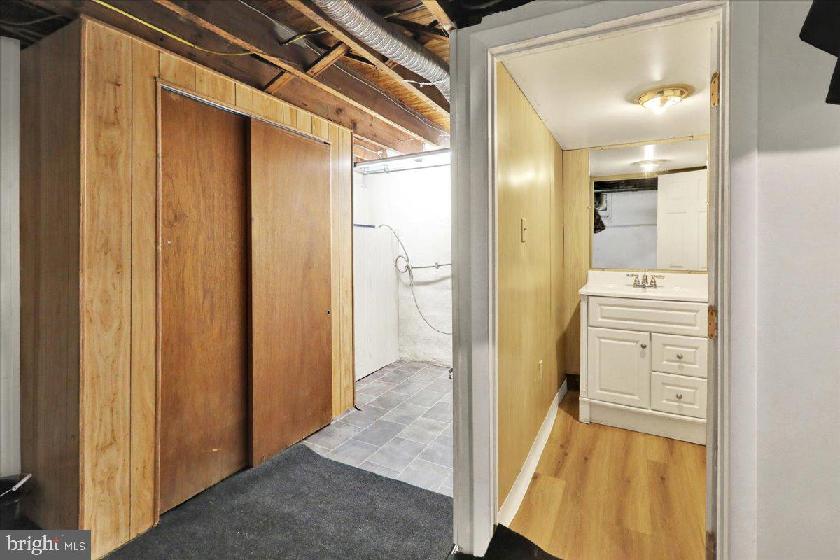 ARMSTRONG MANOR - Residential