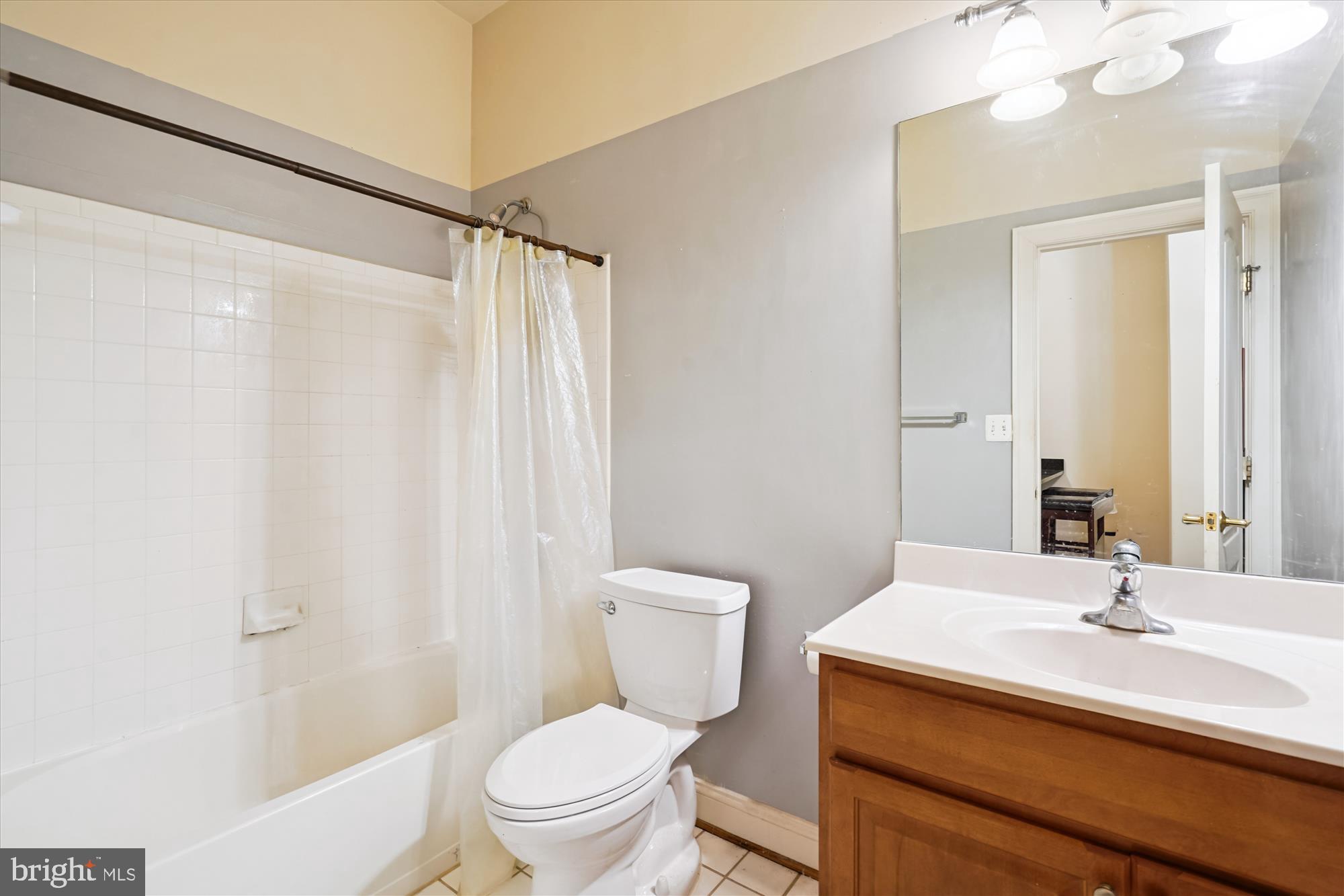 WESTHAMPTON - Residential