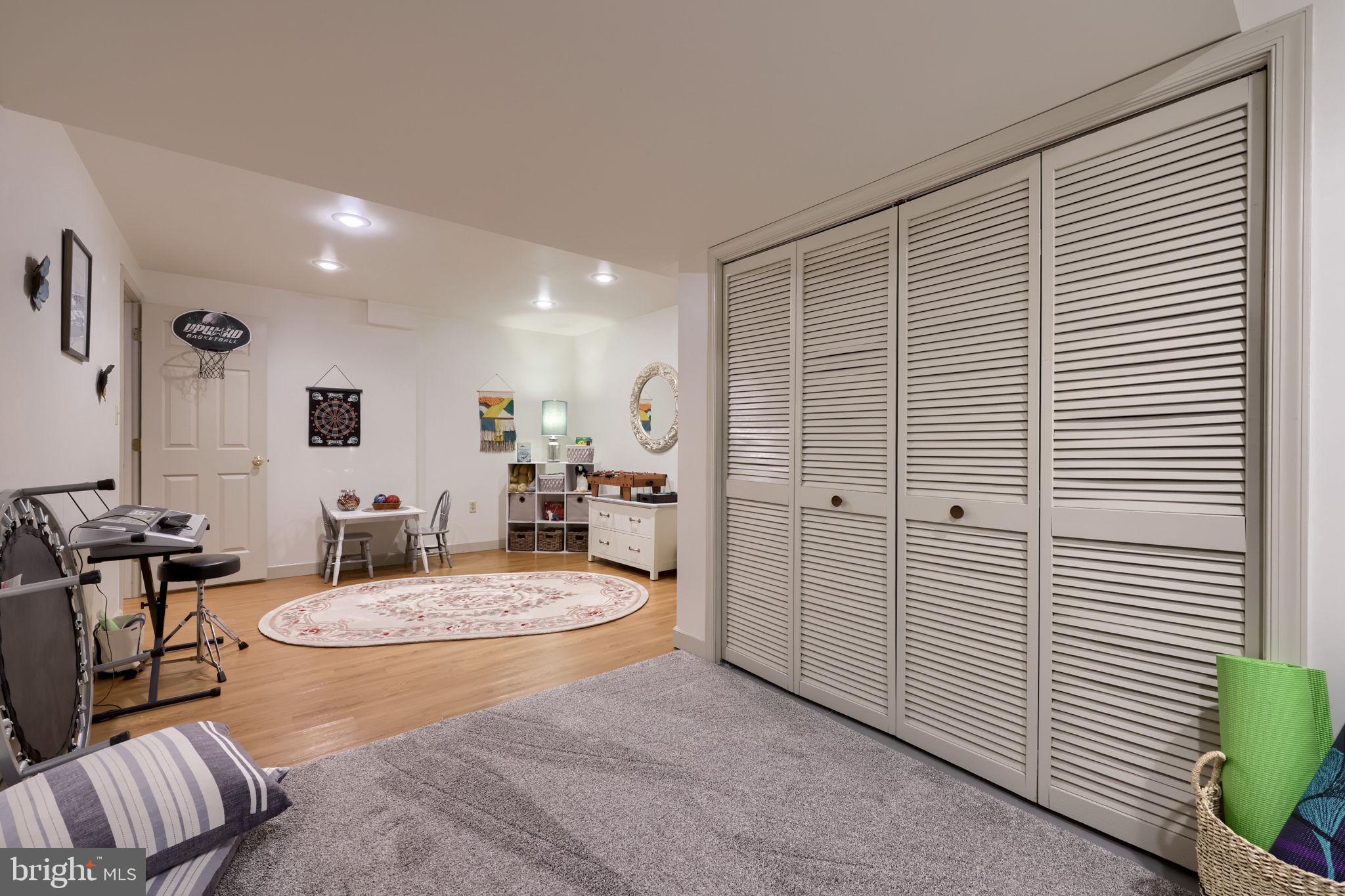 WOODS EDGE - Residential