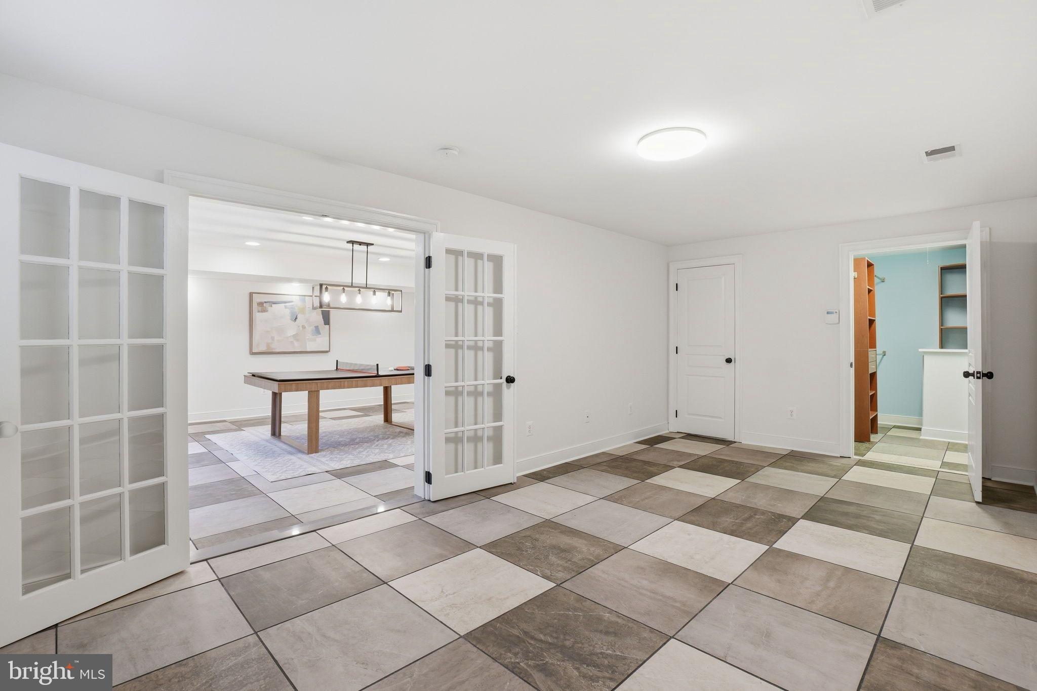 WILLIAMSBURG VILLAGE - Residential