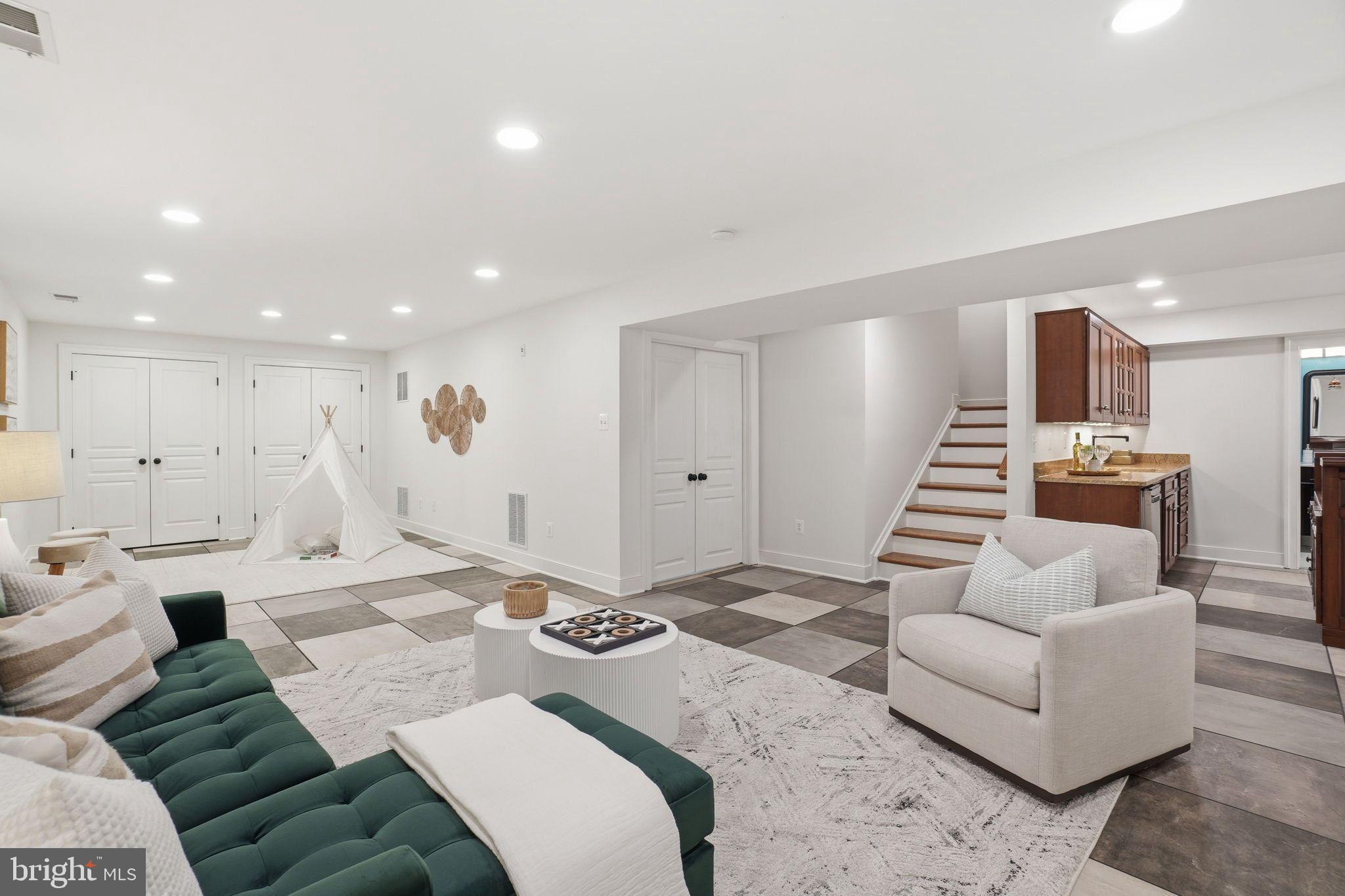 WILLIAMSBURG VILLAGE - Residential