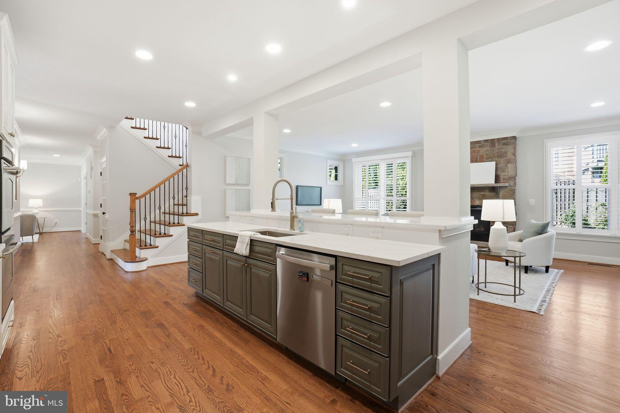 WILLIAMSBURG VILLAGE - Residential