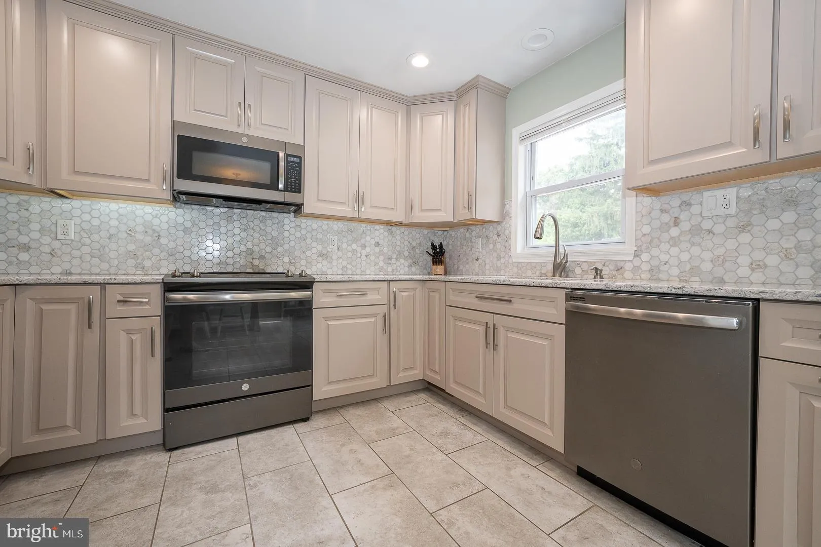 Downingtown, Pennsylvania 19335, United States, 3 Bedrooms Bedrooms, ,3 BathroomsBathrooms,Residential,Pending,149774