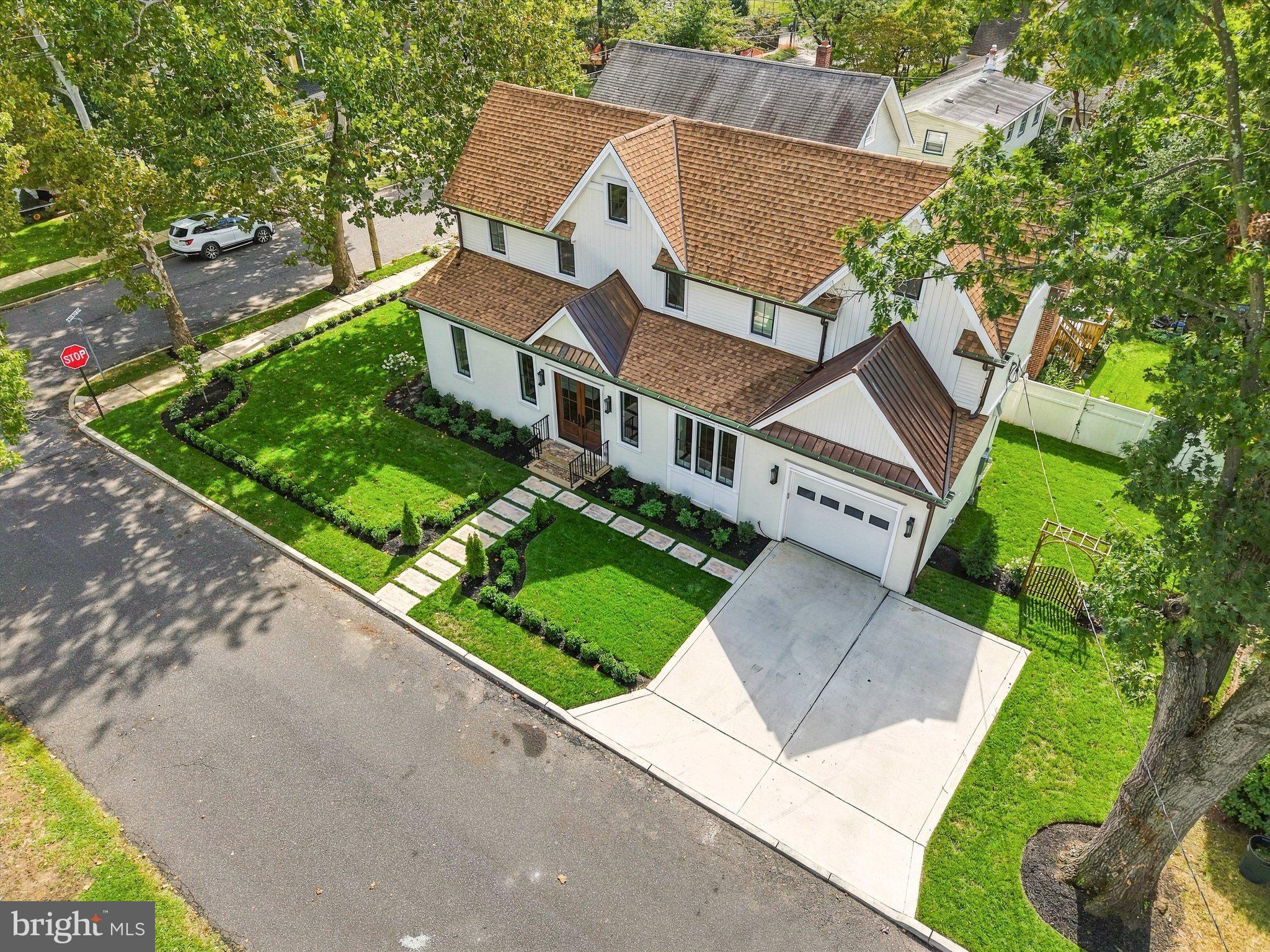 230 E SUMMIT AVENUE