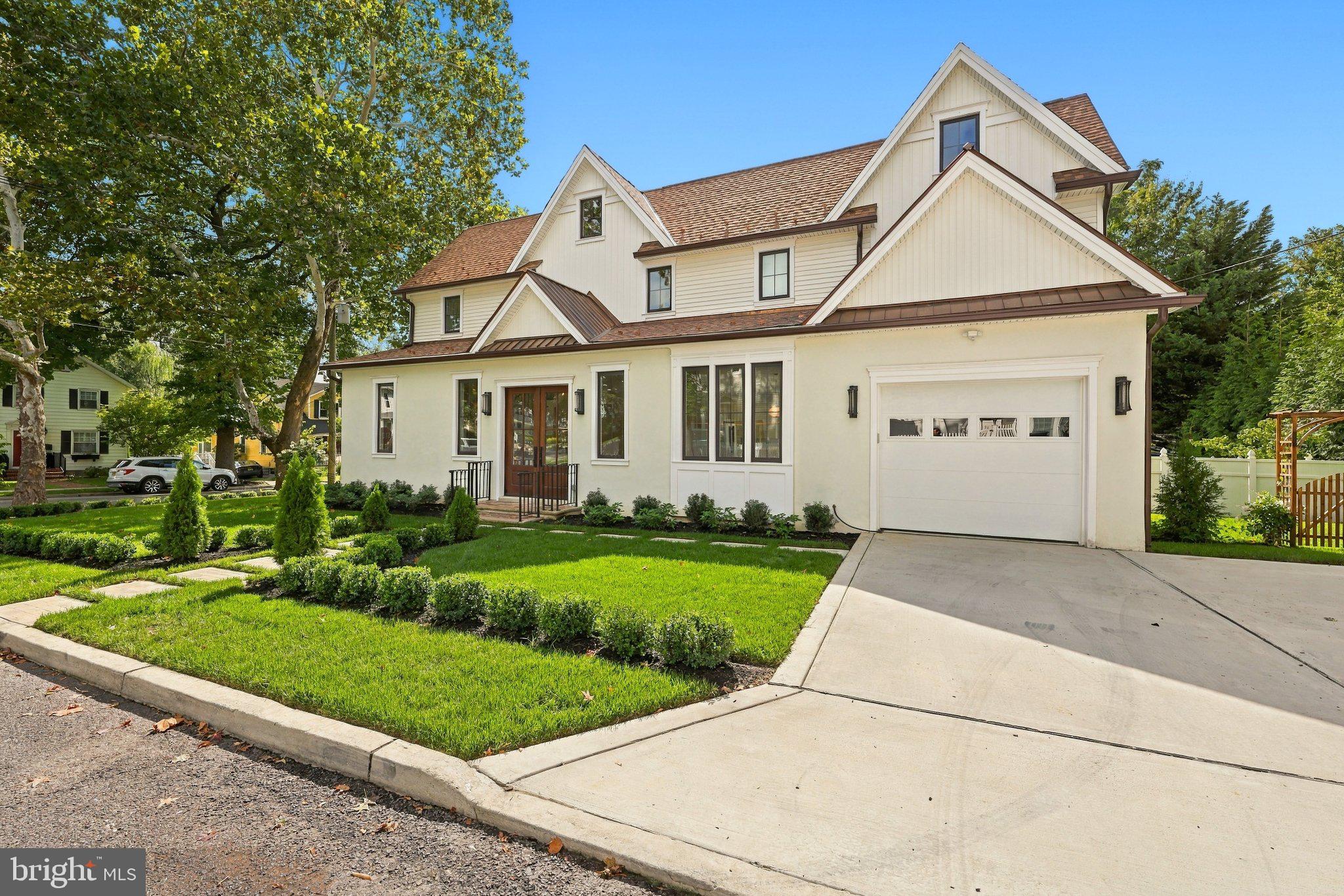230 E SUMMIT AVENUE