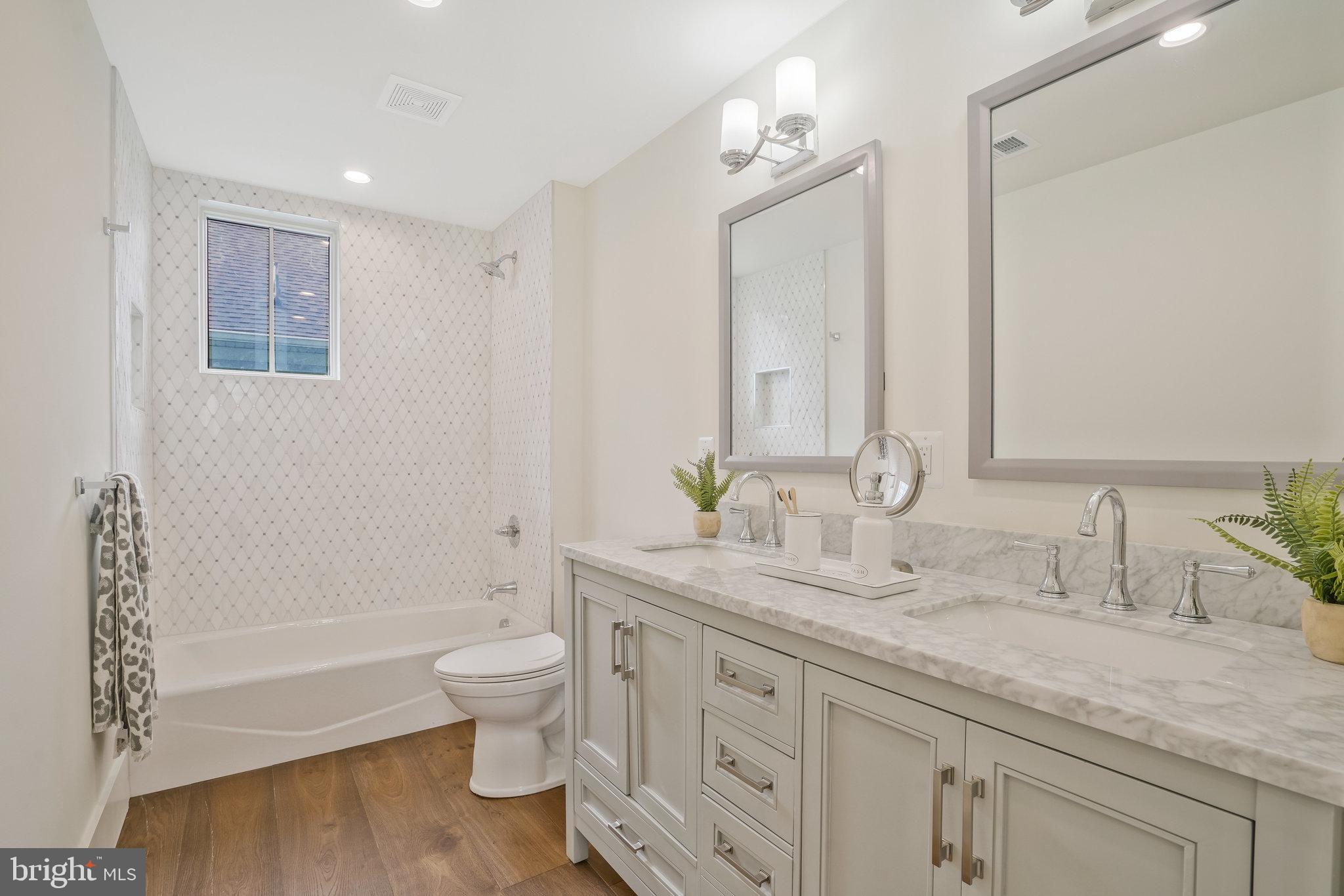 COUNTRY CLUB MANOR - Residential