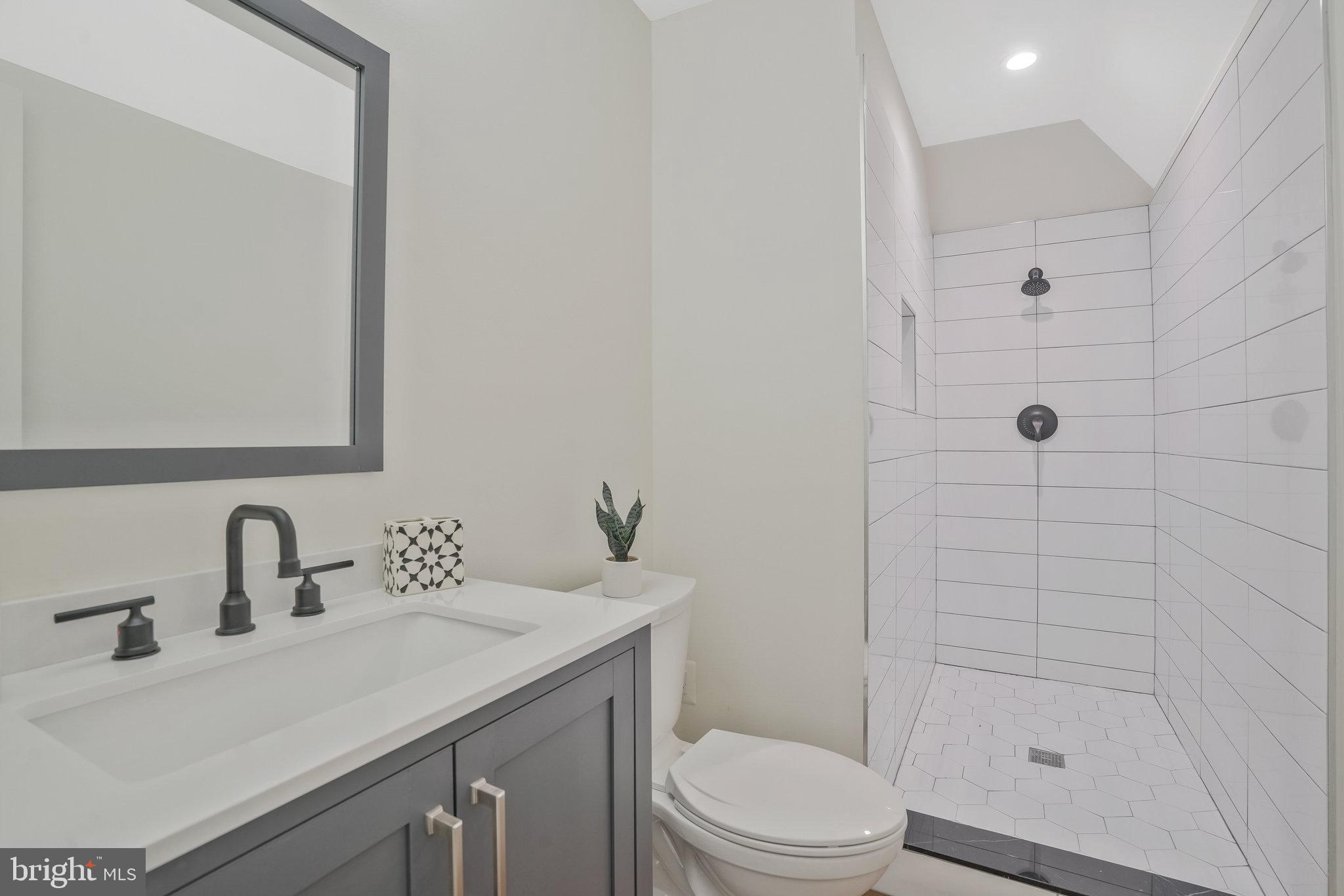 COUNTRY CLUB MANOR - Residential