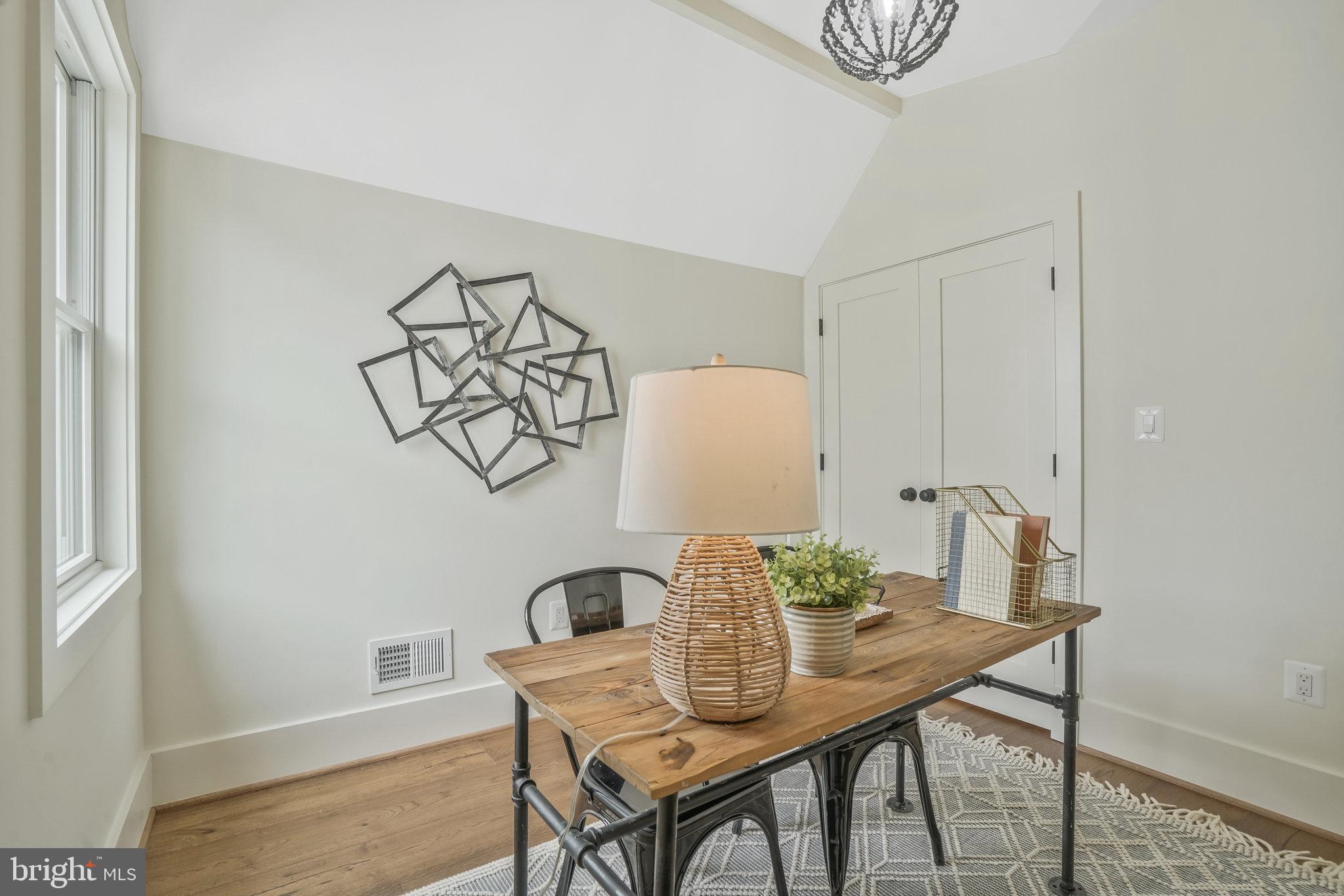 COUNTRY CLUB MANOR - Residential