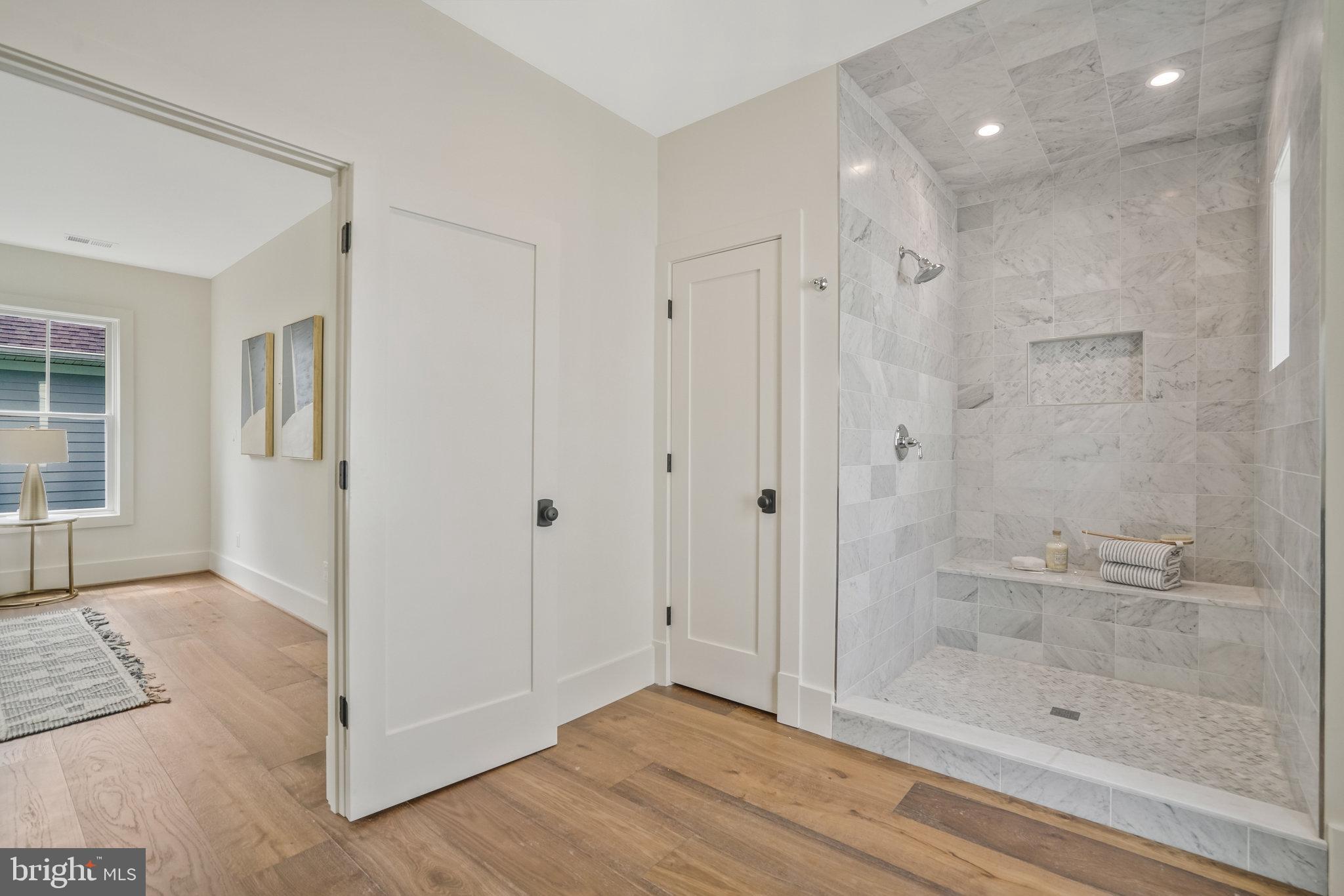 COUNTRY CLUB MANOR - Residential