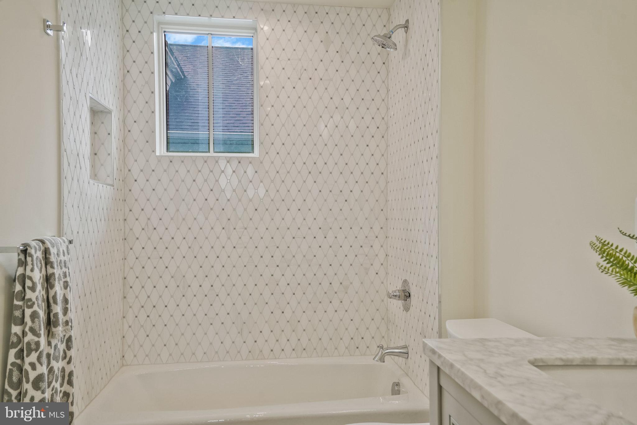 COUNTRY CLUB MANOR - Residential