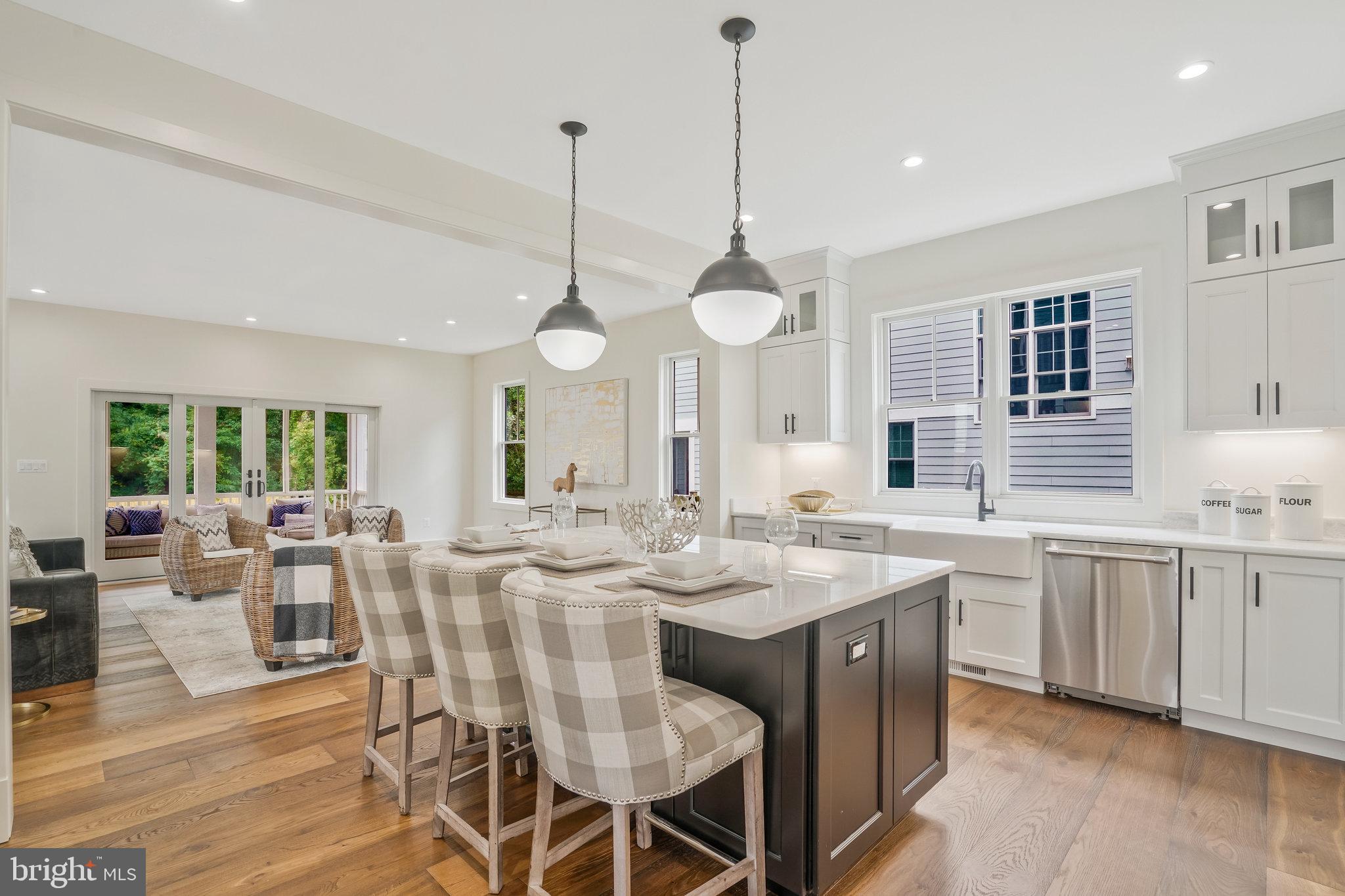 COUNTRY CLUB MANOR - Residential